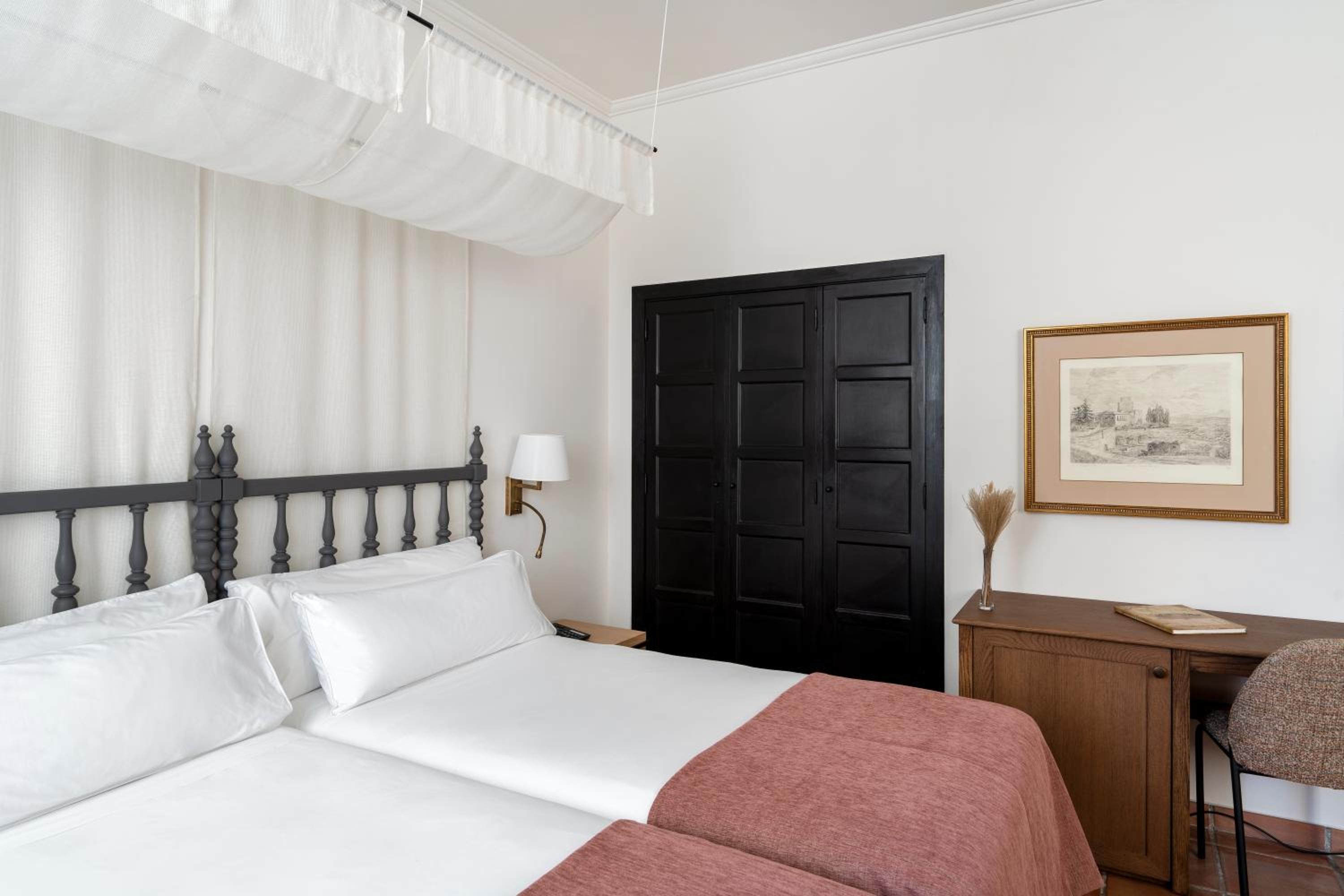 Standard Double Room (2 Adults + 1 Child) - Photo 6