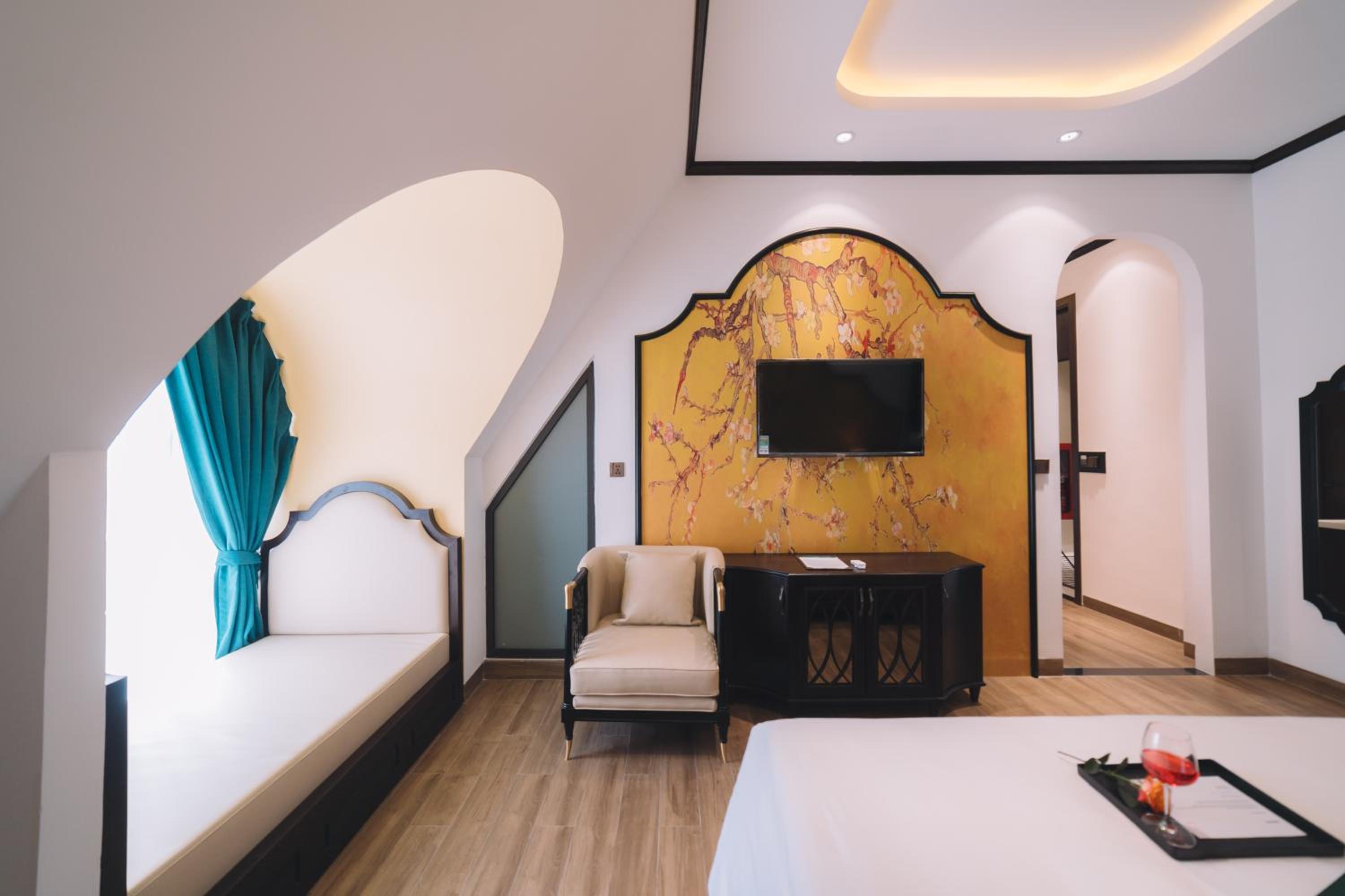 Junior Suite with Balcony - Photo 6