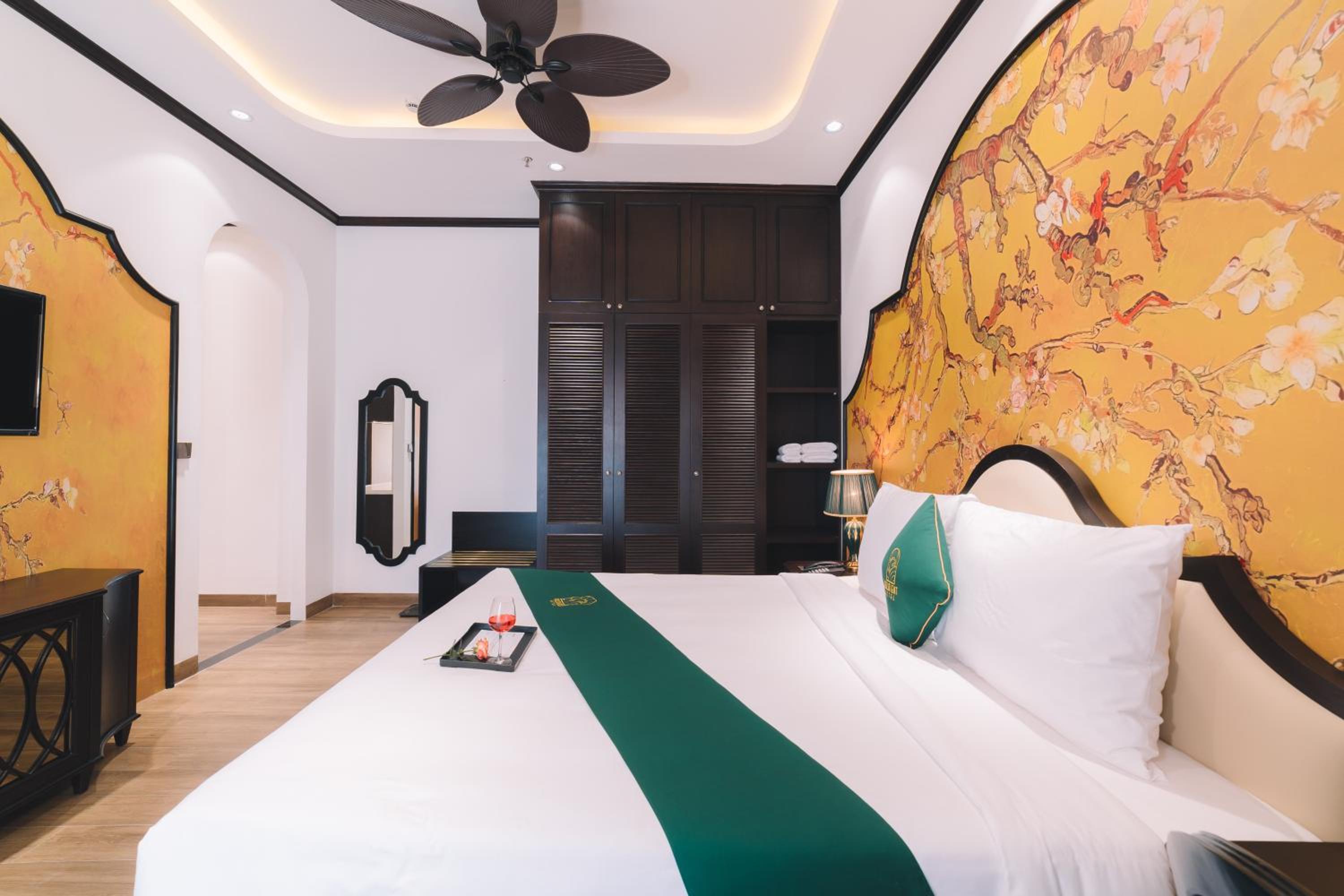 Junior Suite with Balcony - Photo 1