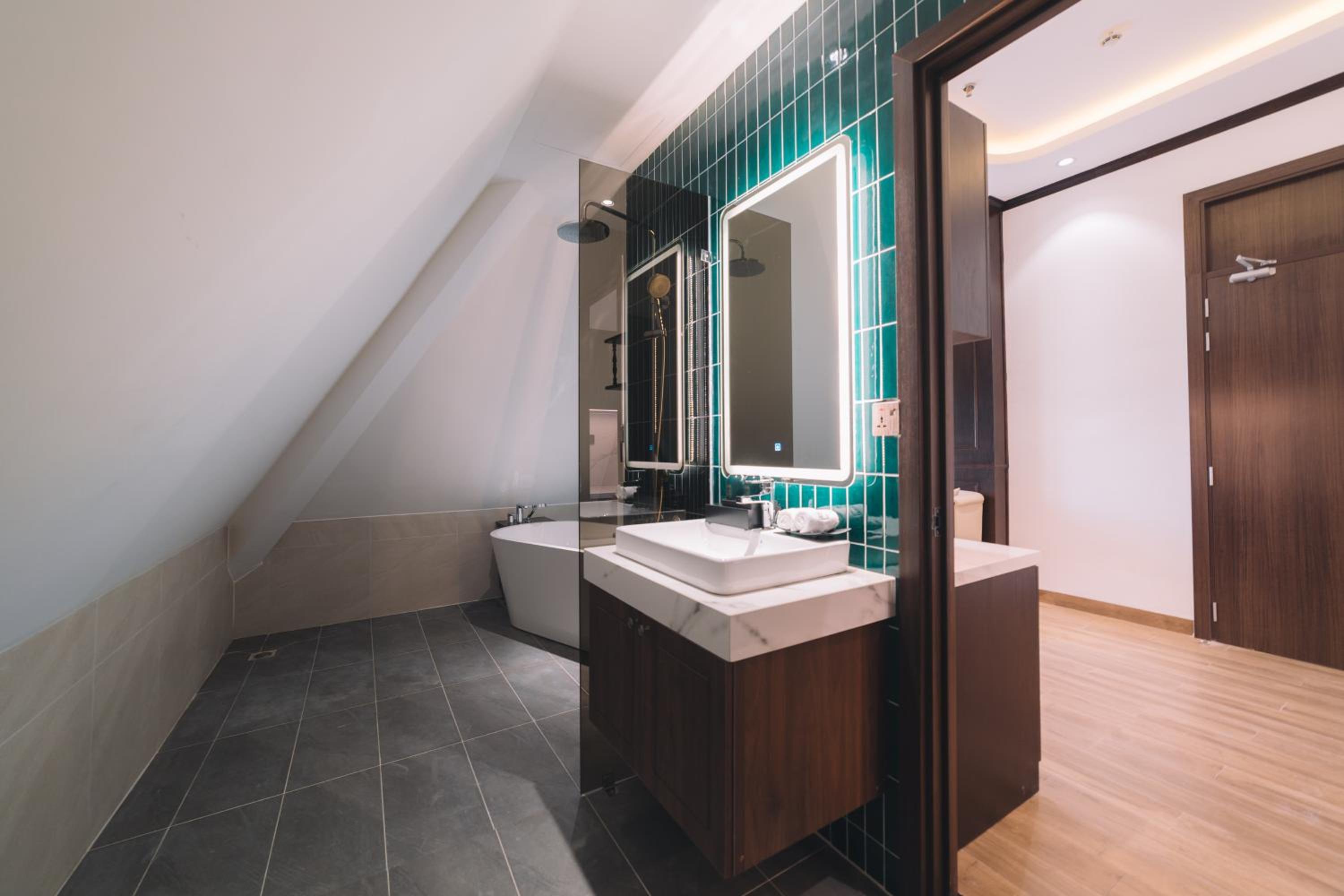 Junior Suite with Balcony - Photo 22