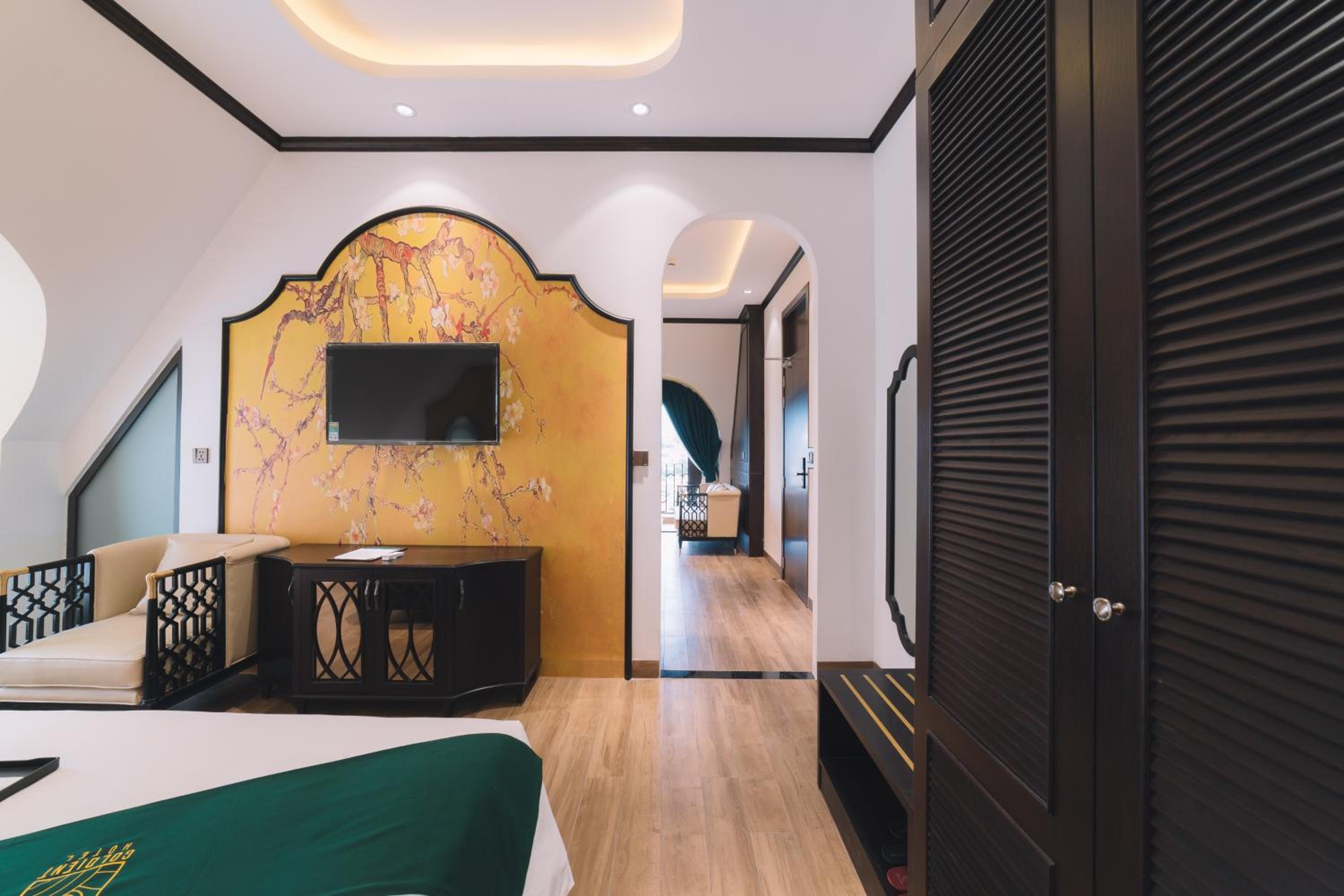 Junior Suite with Balcony - Photo 5