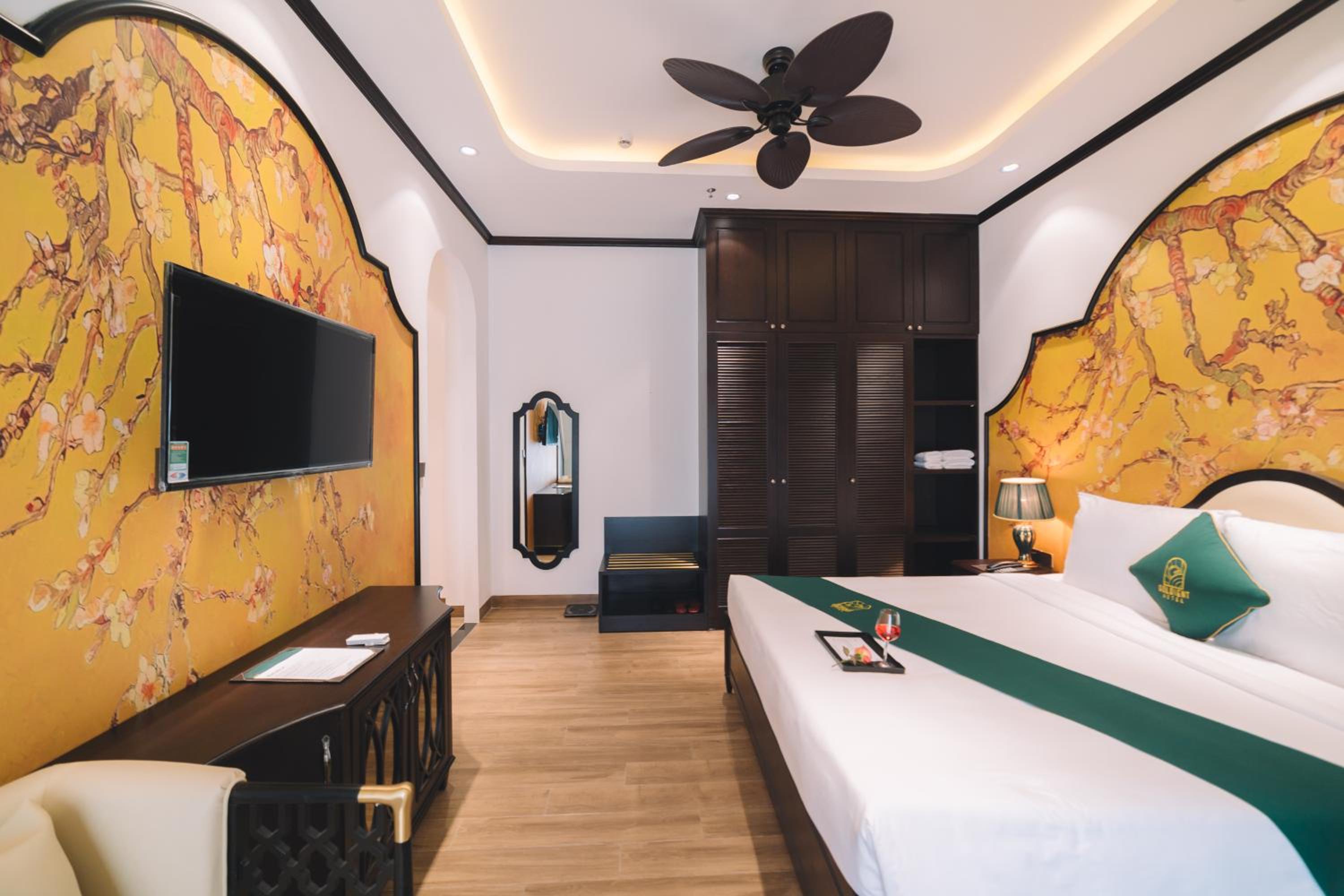 Junior Suite with Balcony - Photo 8