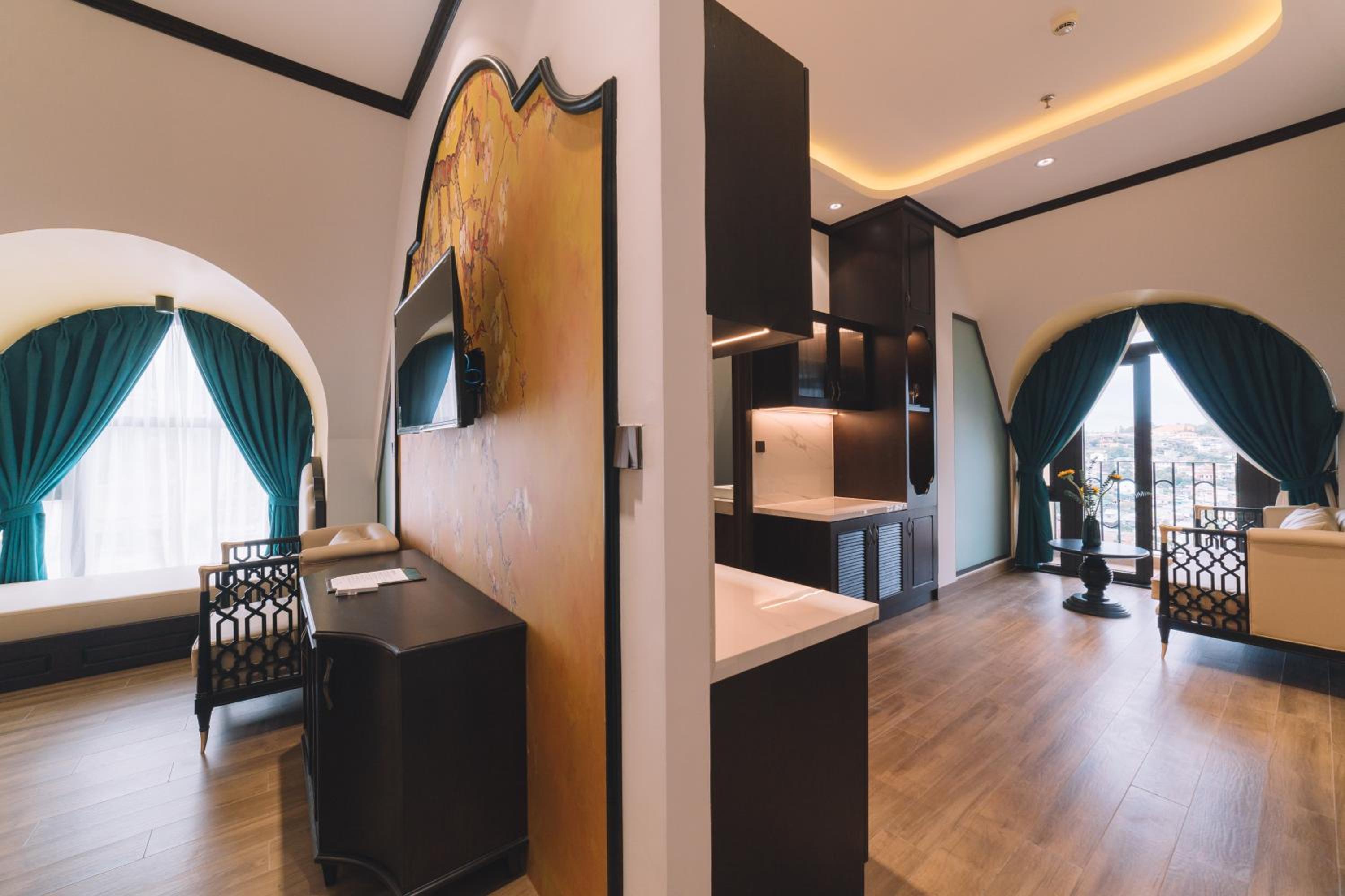 Junior Suite with Balcony - Photo 16