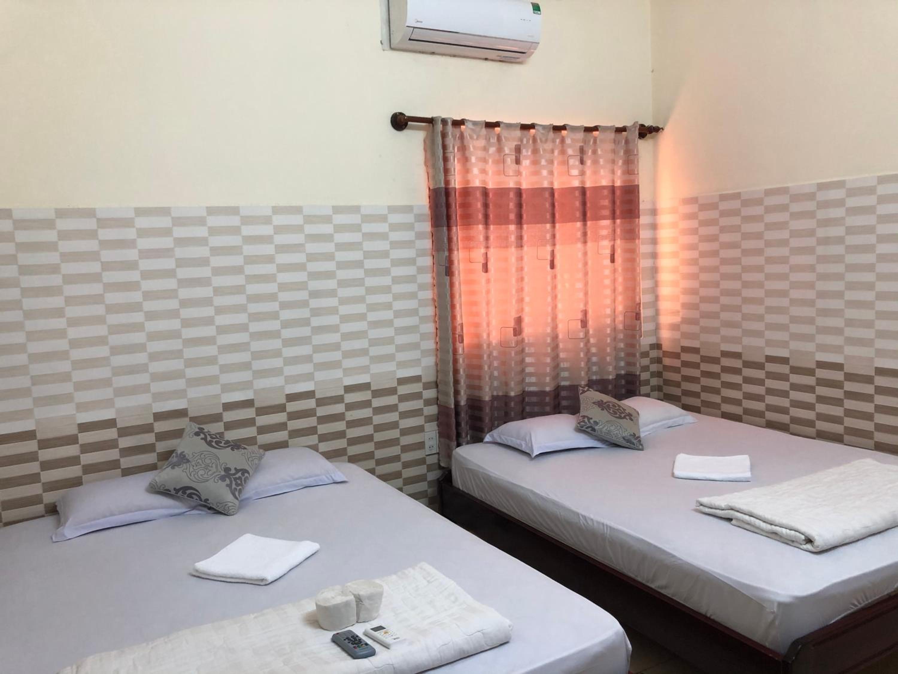 Quadruple Room with Private Bathroom photo 3
