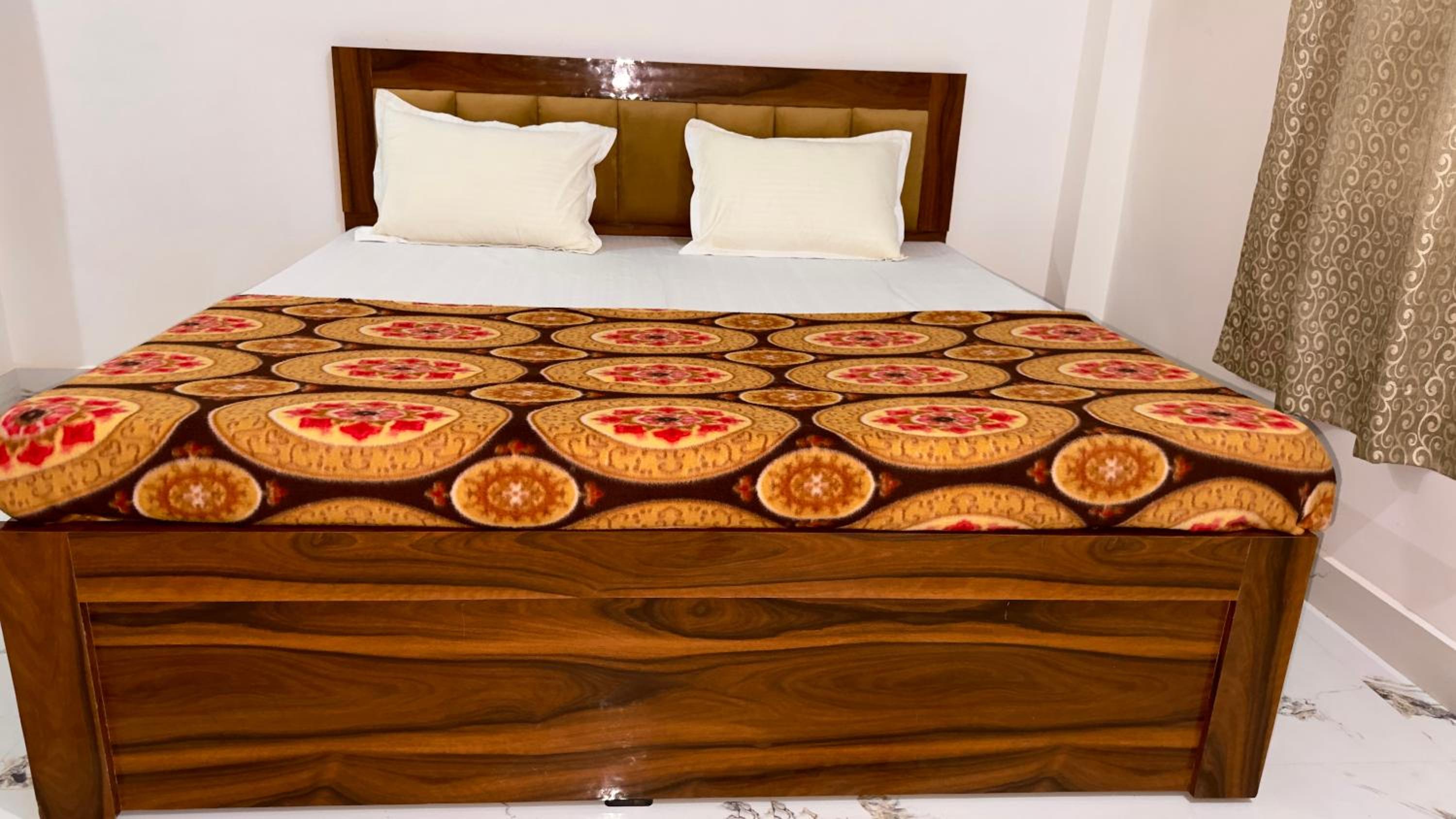 Deluxe Double Room (2 Adults + 1 Child)