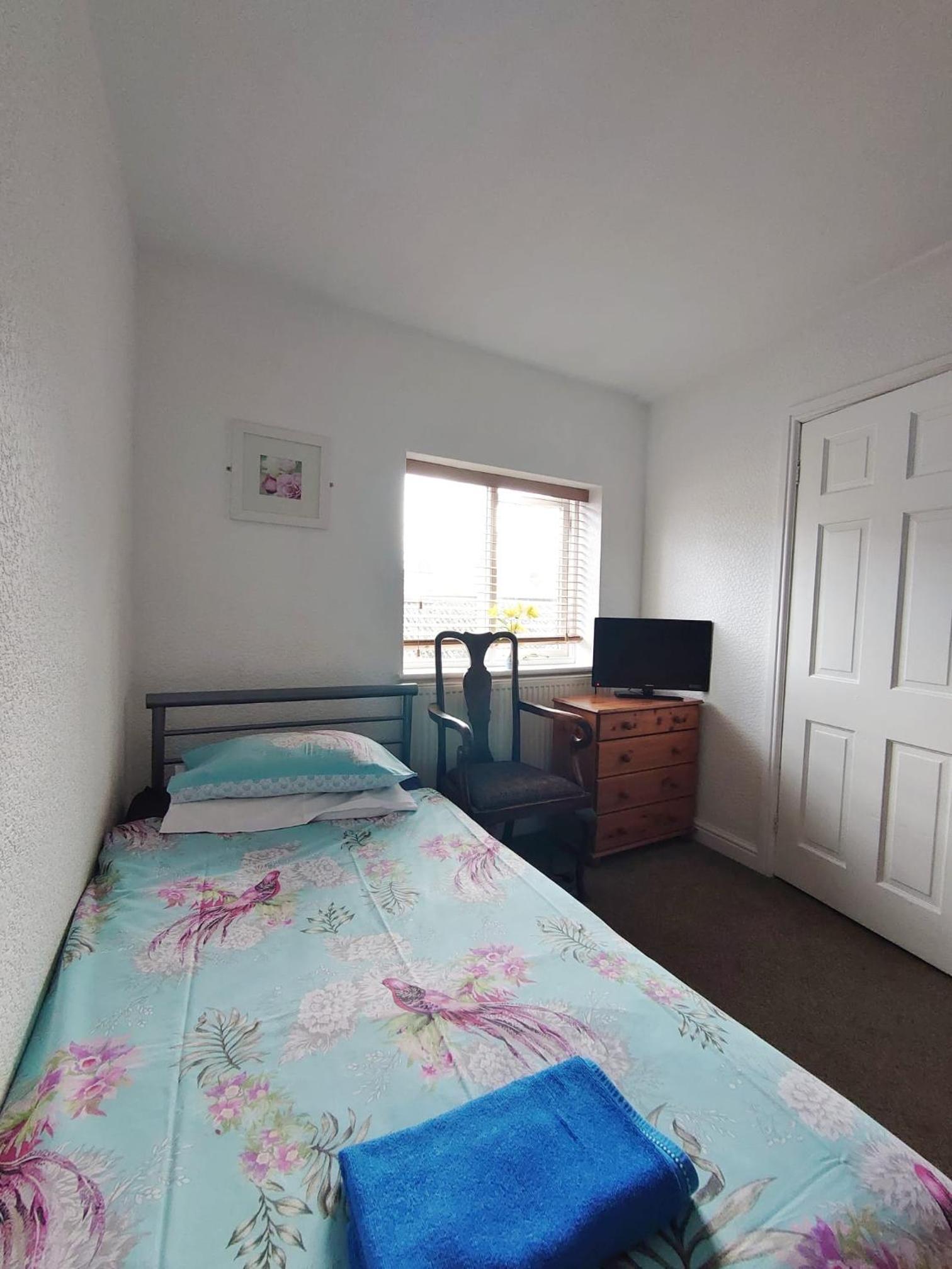 Twin Room with Private Bathroom photo 3