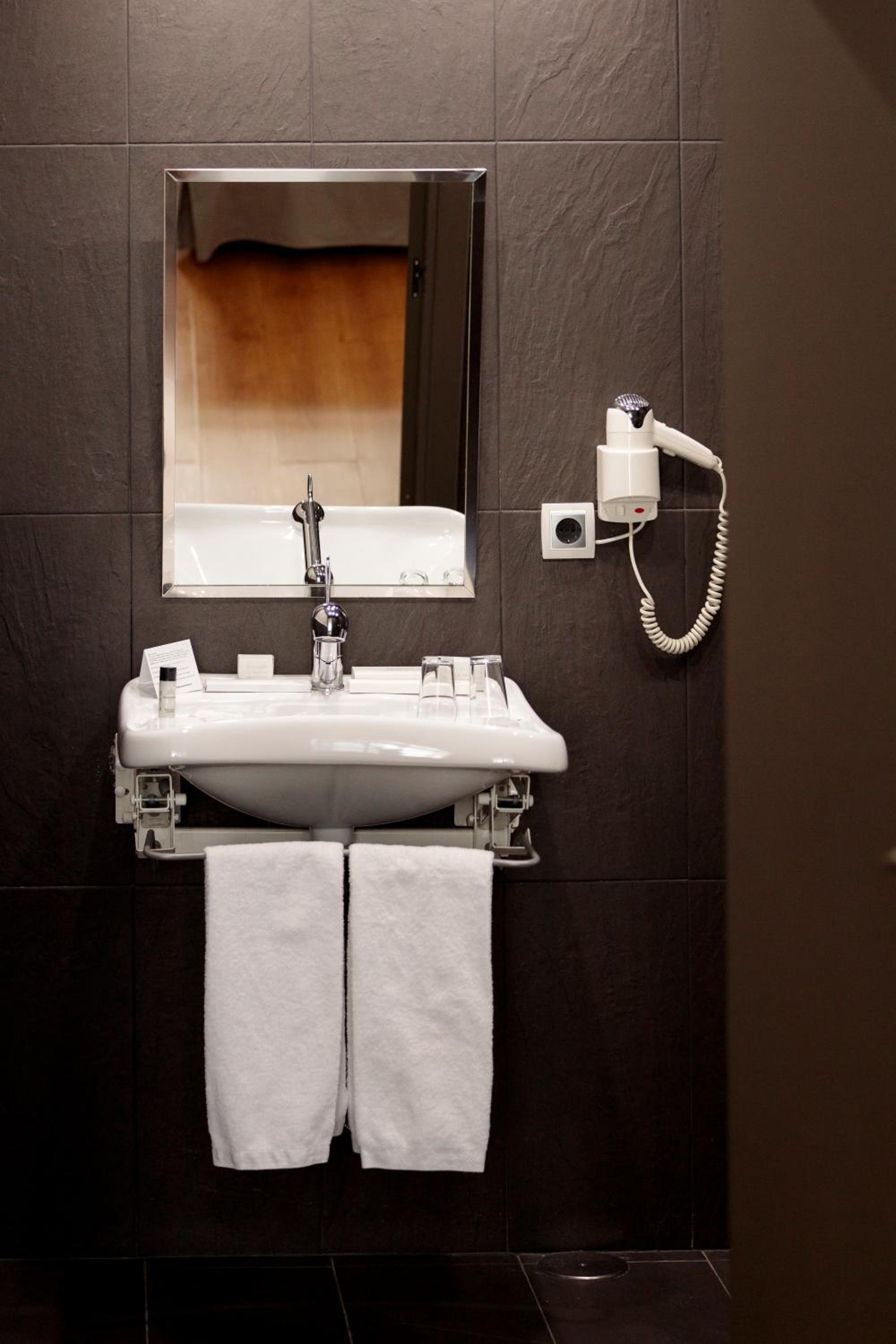 Single Room - Disability Access photo 2