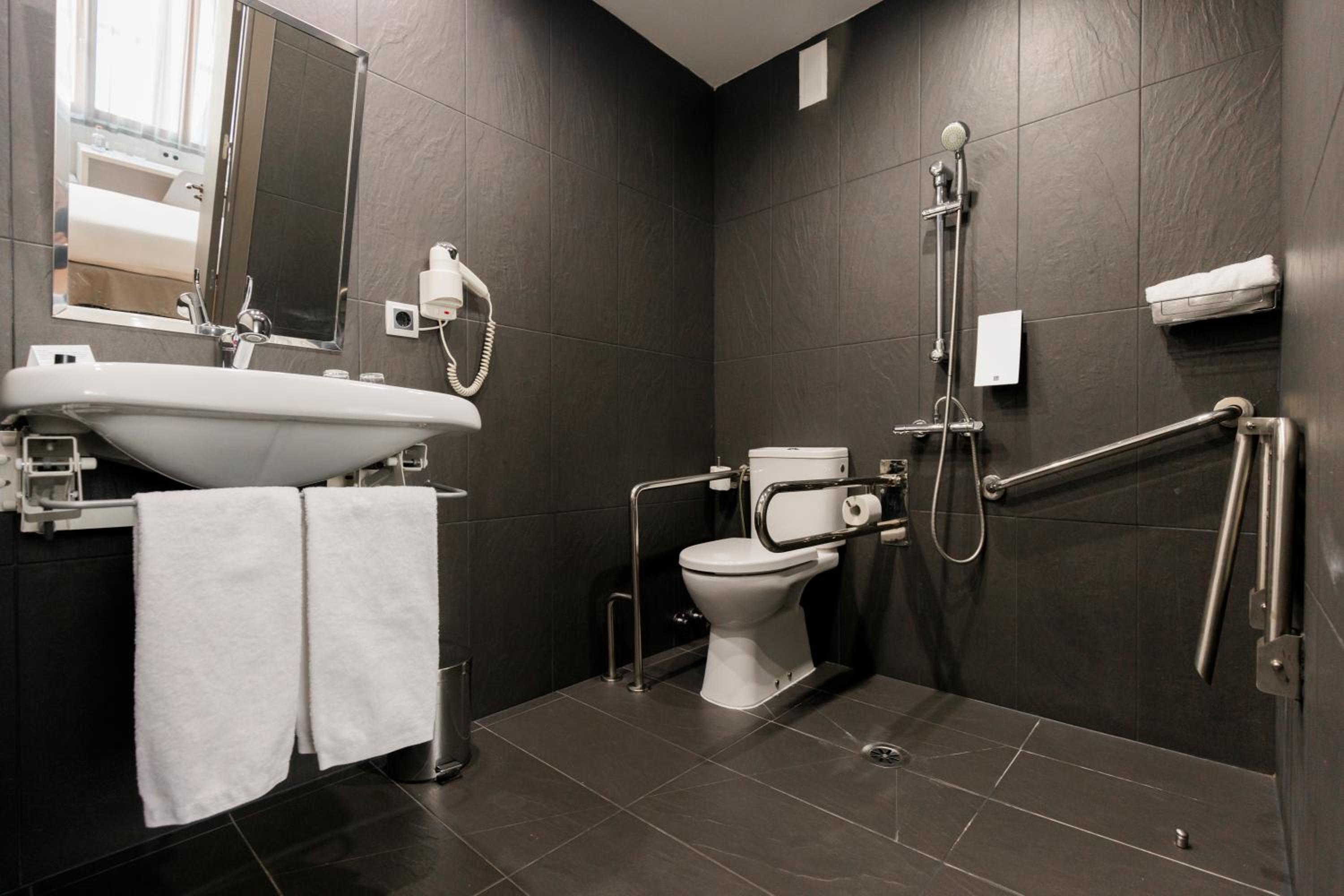 Double Room - Disability Access photo 3