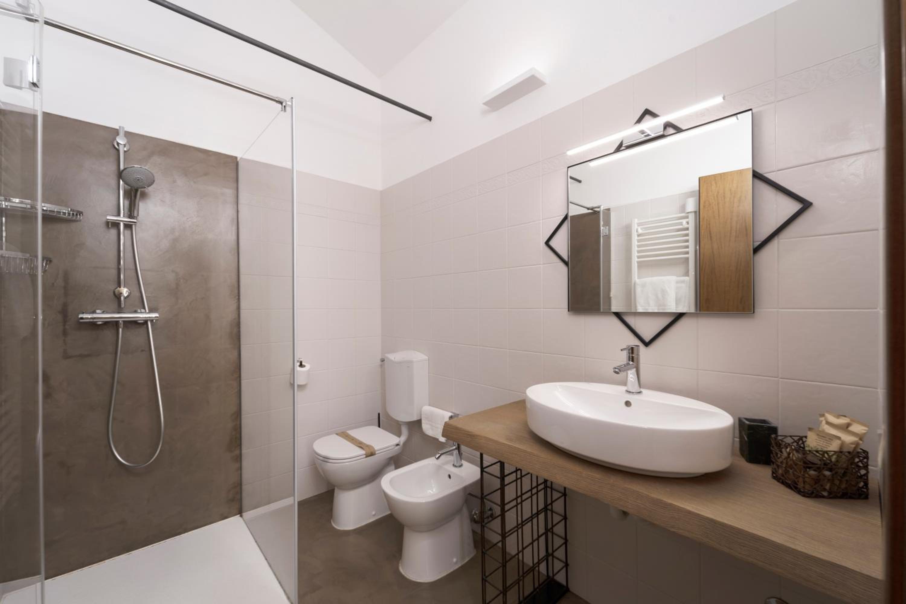 Quadruple Room with Private Bathroom - Photo 10