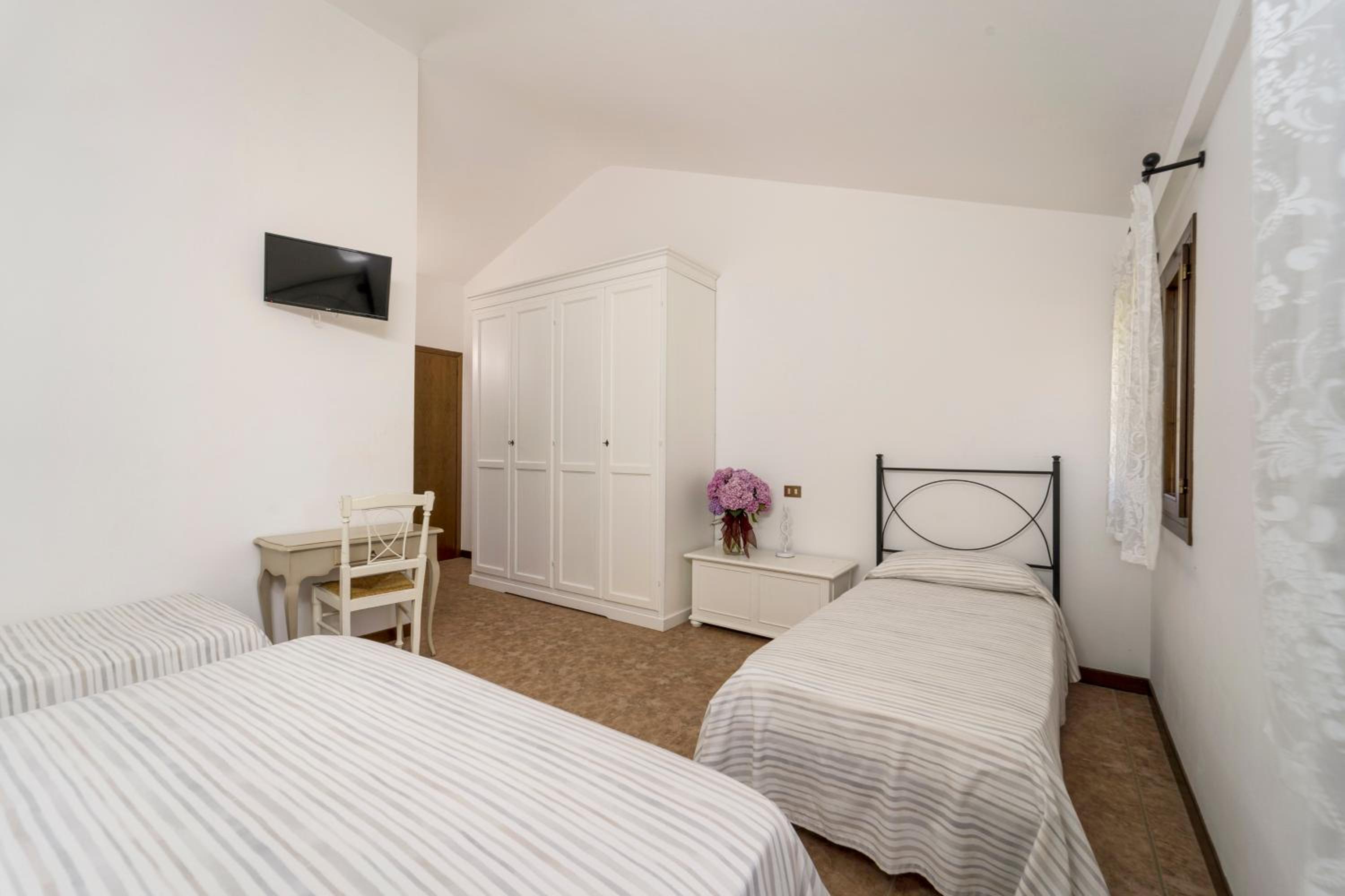 Quadruple Room with Private Bathroom - Photo 6