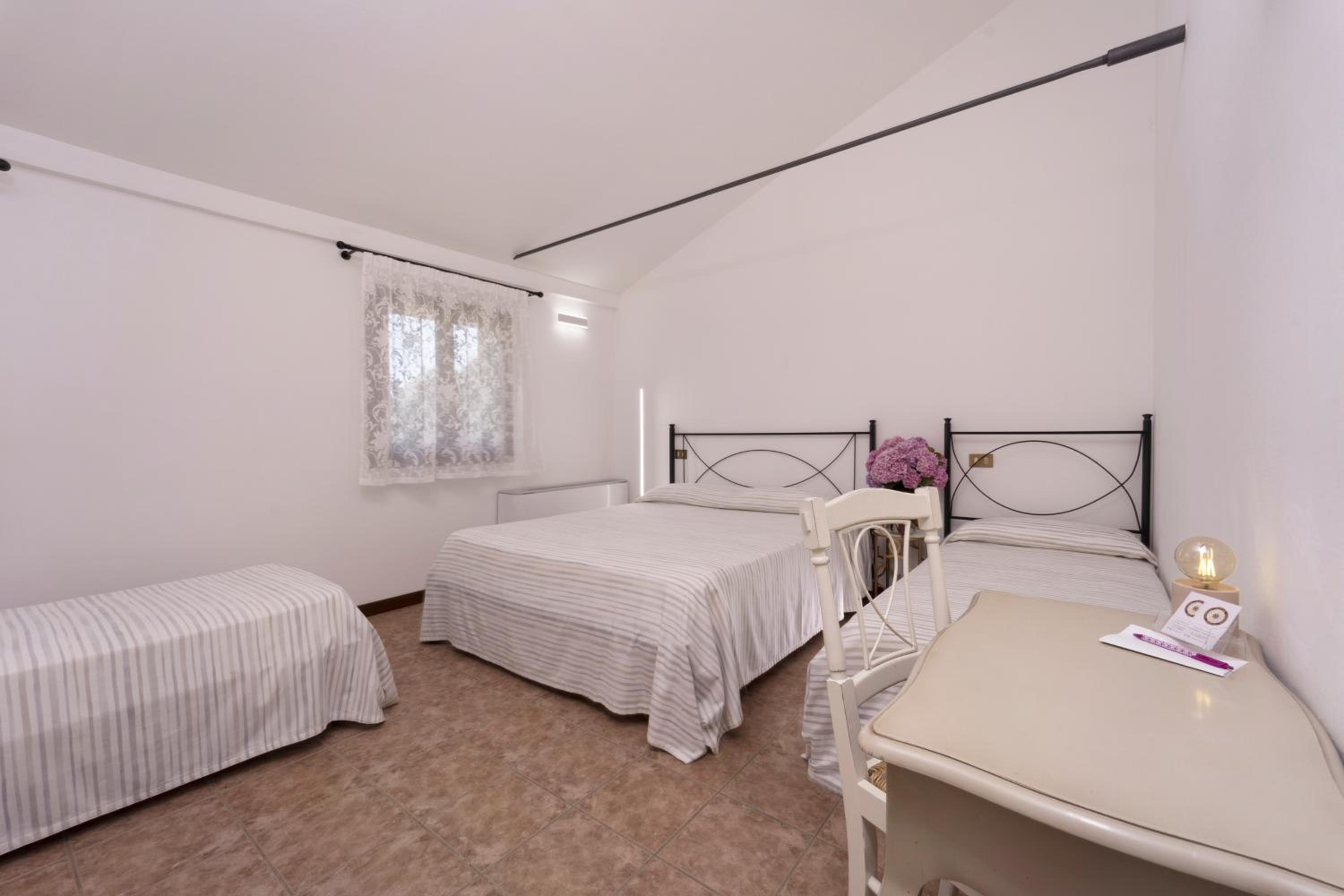 Quadruple Room with Private Bathroom - Photo 7