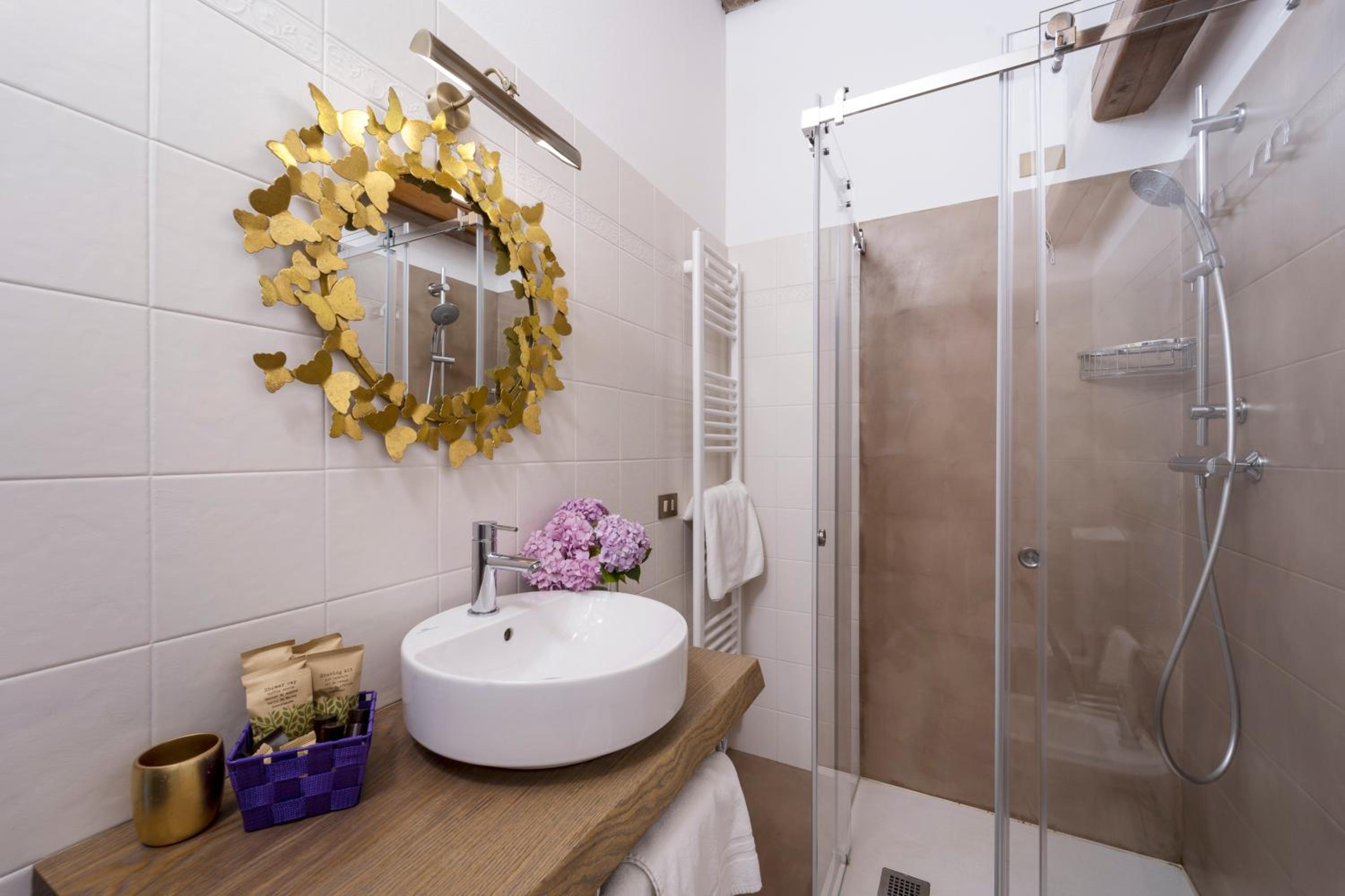 Double Room with Private Bathroom - Photo 2