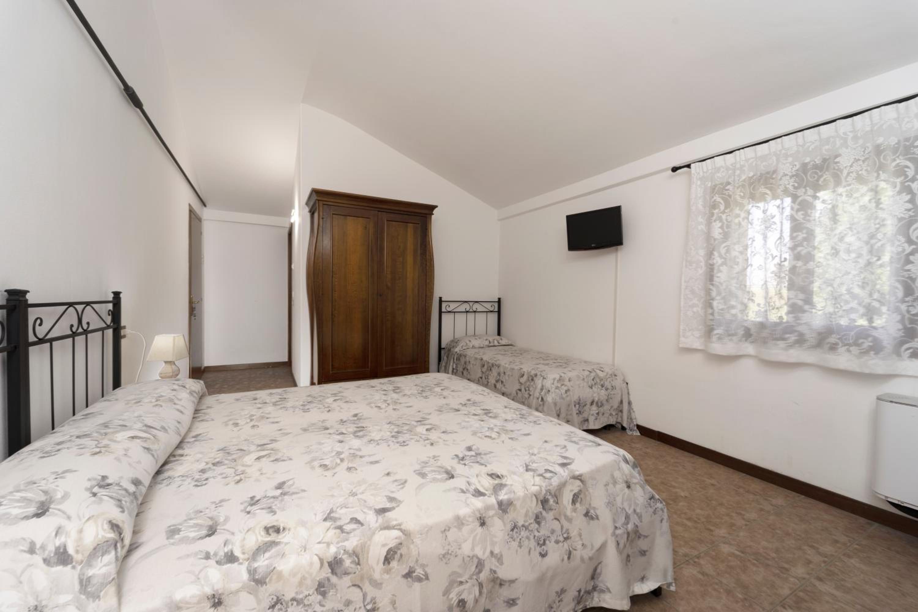 Triple Room with Private Bathroom - Photo 10
