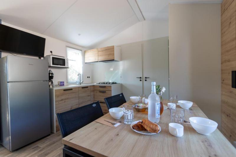 Mobile Home - Photo 2