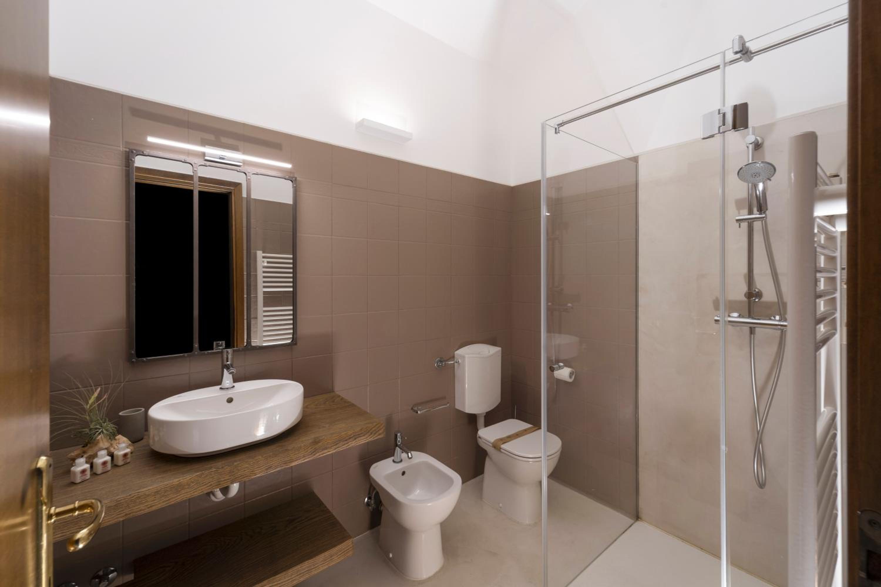 Quadruple Room with Private Bathroom - Photo 11