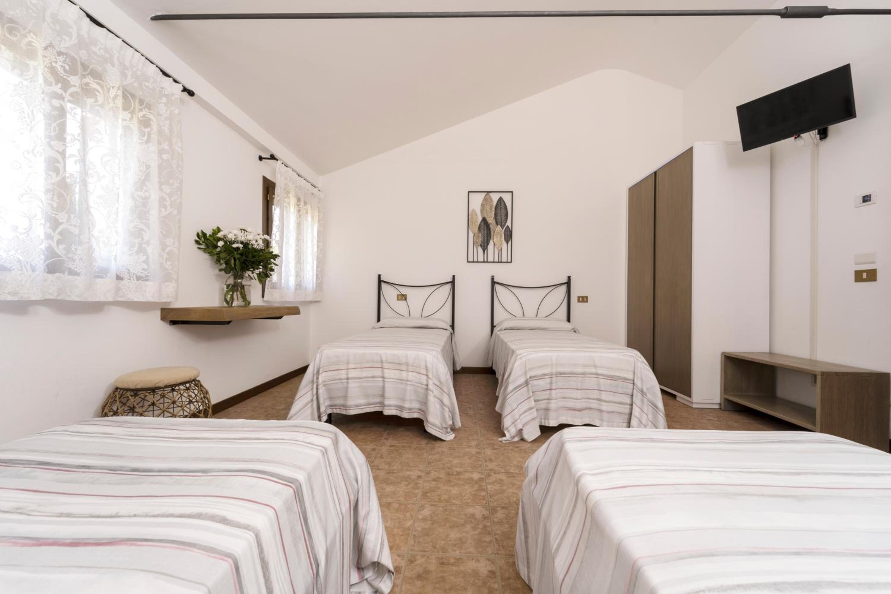 Quadruple Room with Private Bathroom - Photo 1