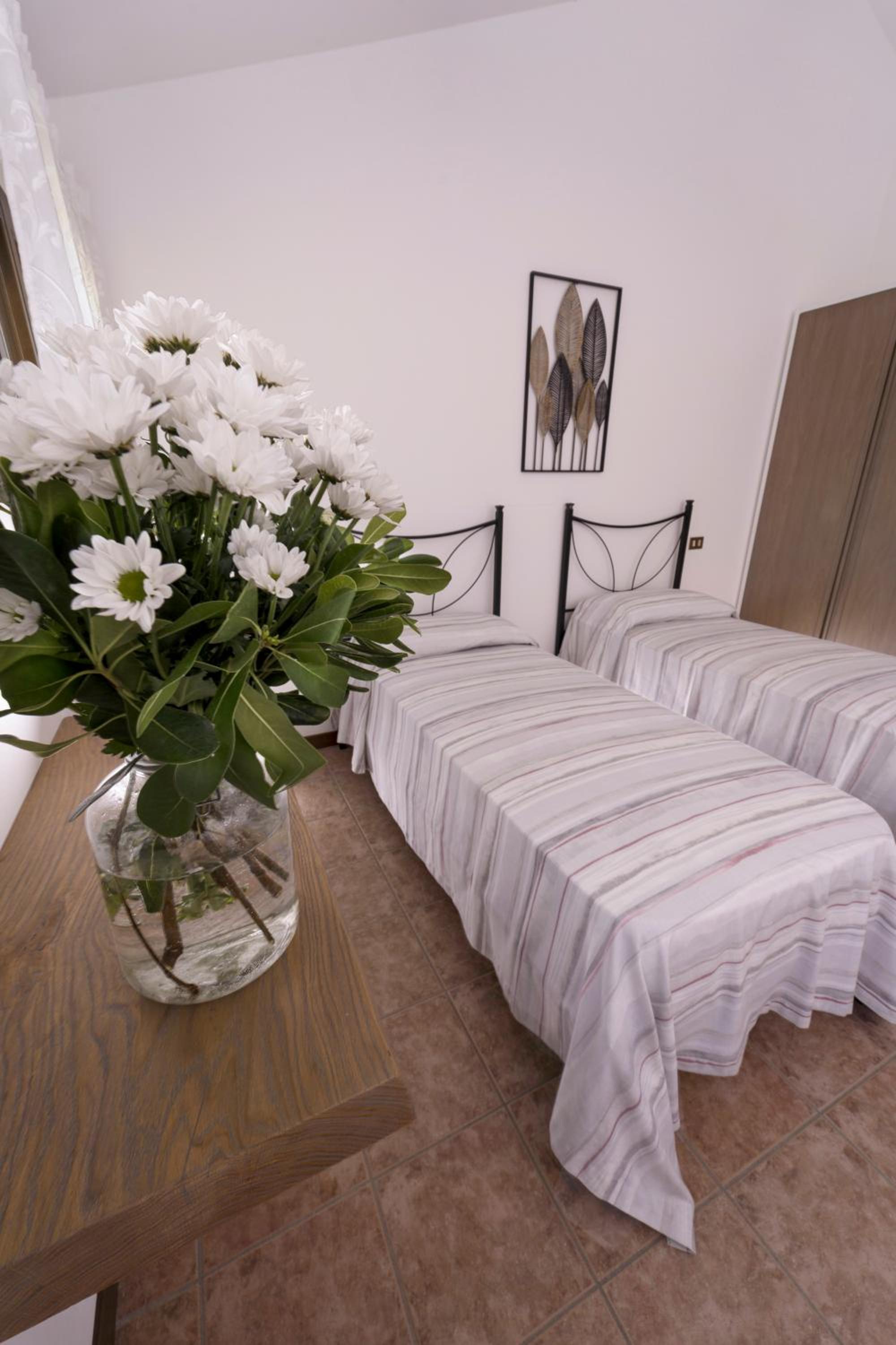Quadruple Room with Private Bathroom - Photo 4