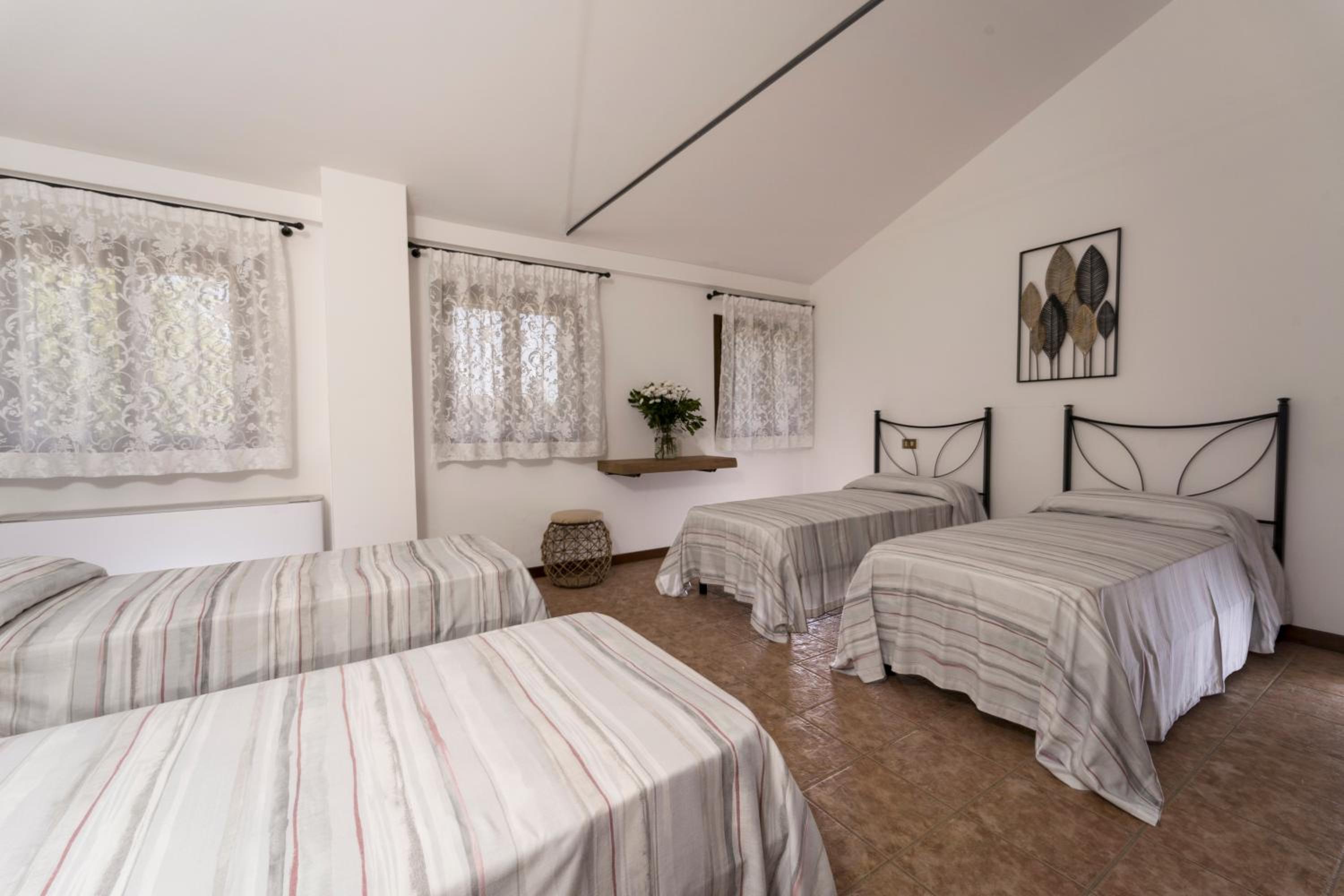 Quadruple Room with Private Bathroom - Photo 5