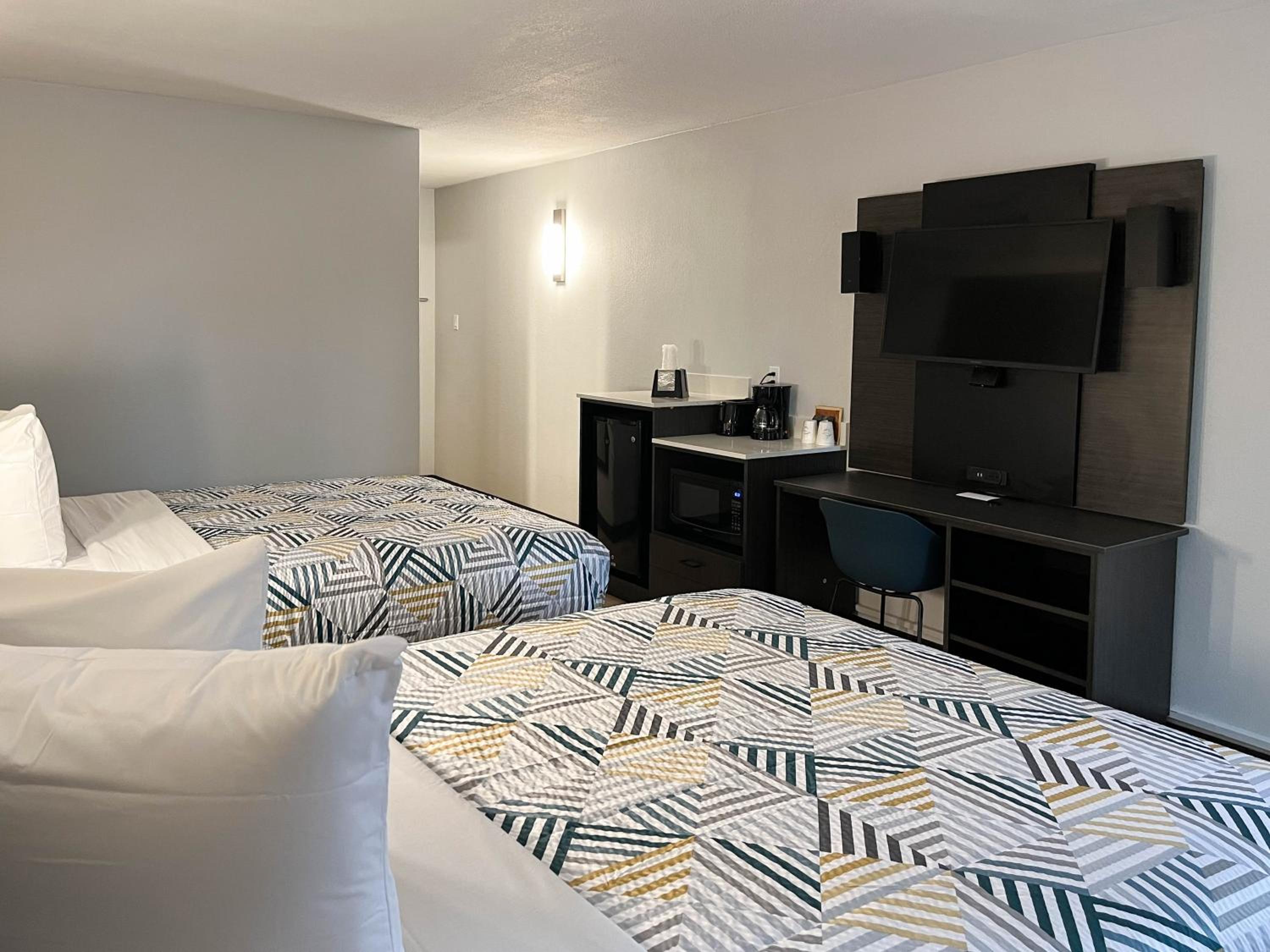 Queen Room with Two Queen Beds - Non-Smoking - Photo 1