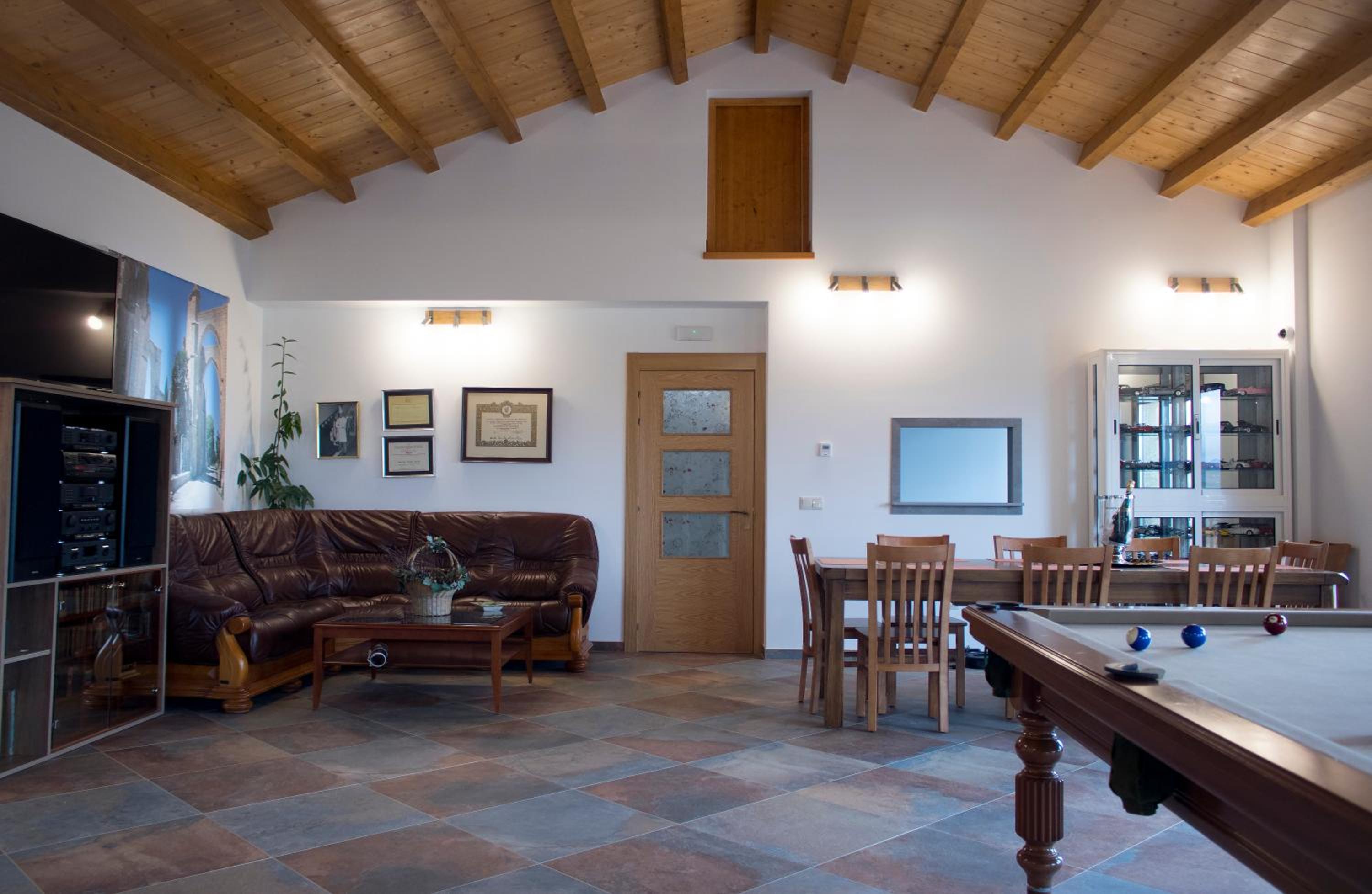Five-Bedroom House photo 2