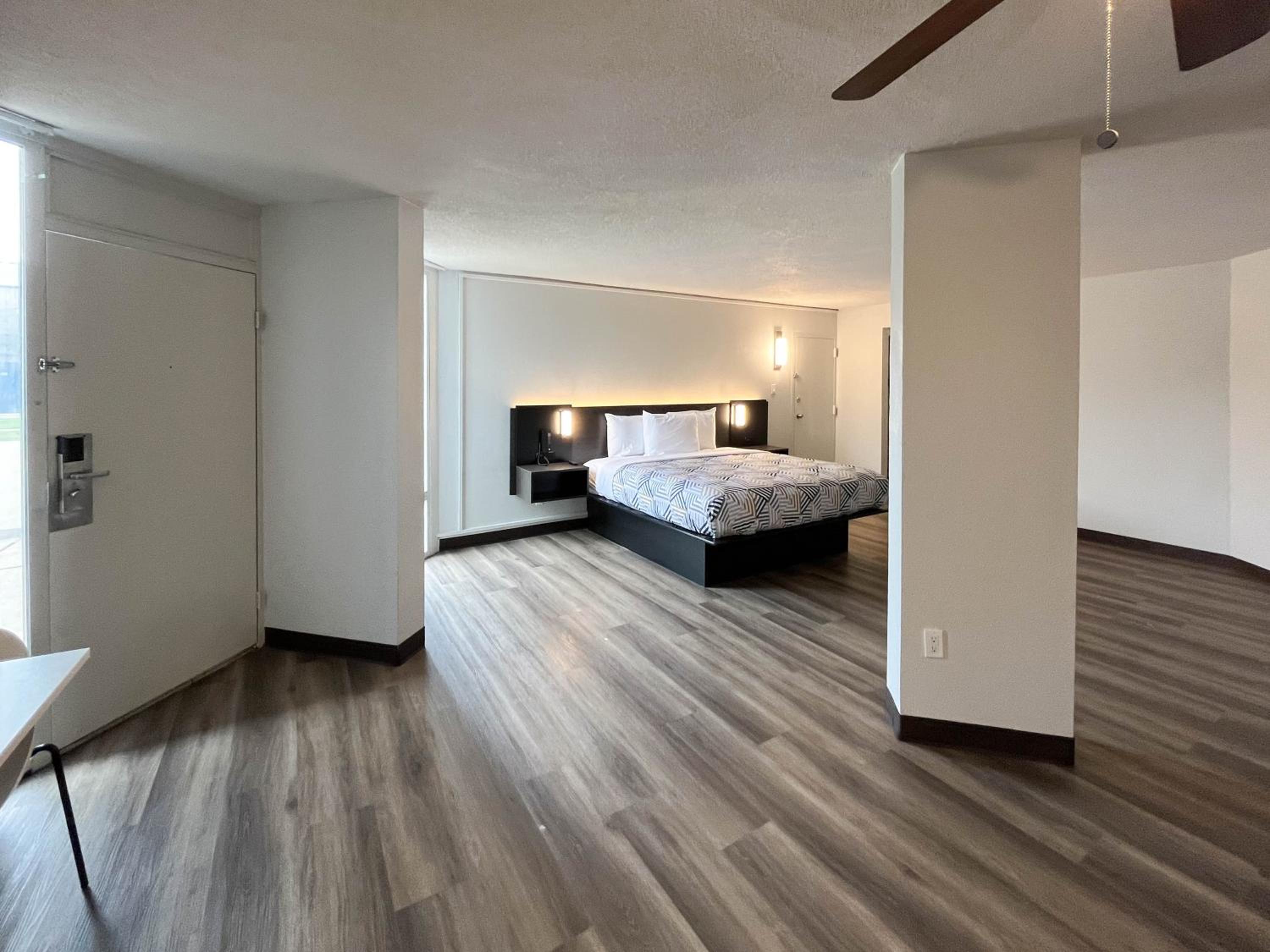 Deluxe King Room - Non-Smoking - Photo 2
