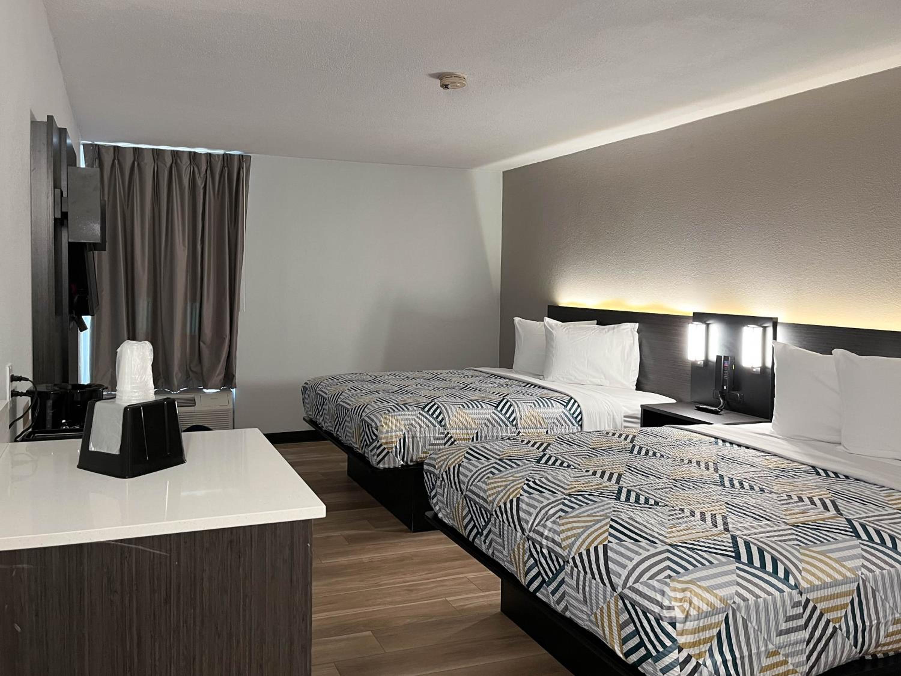 Queen Room with Two Queen Beds - Non-Smoking - Photo 3