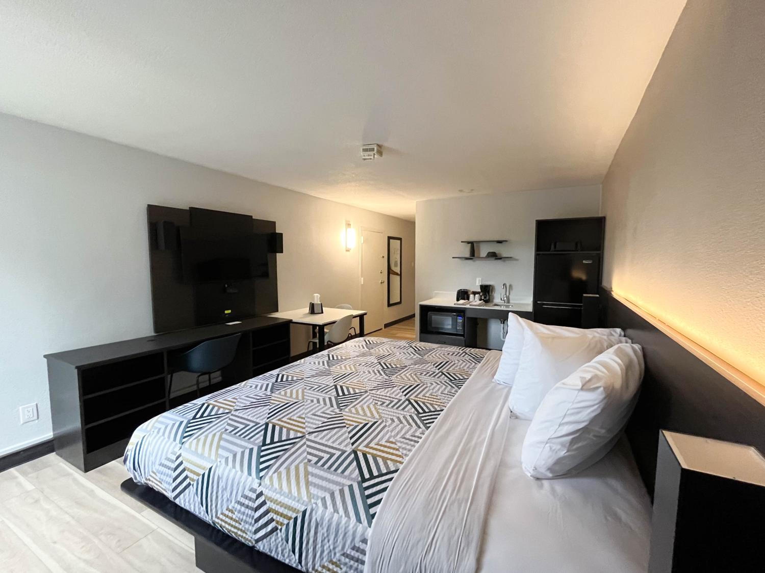 King Room - Non-Smoking - Photo 2