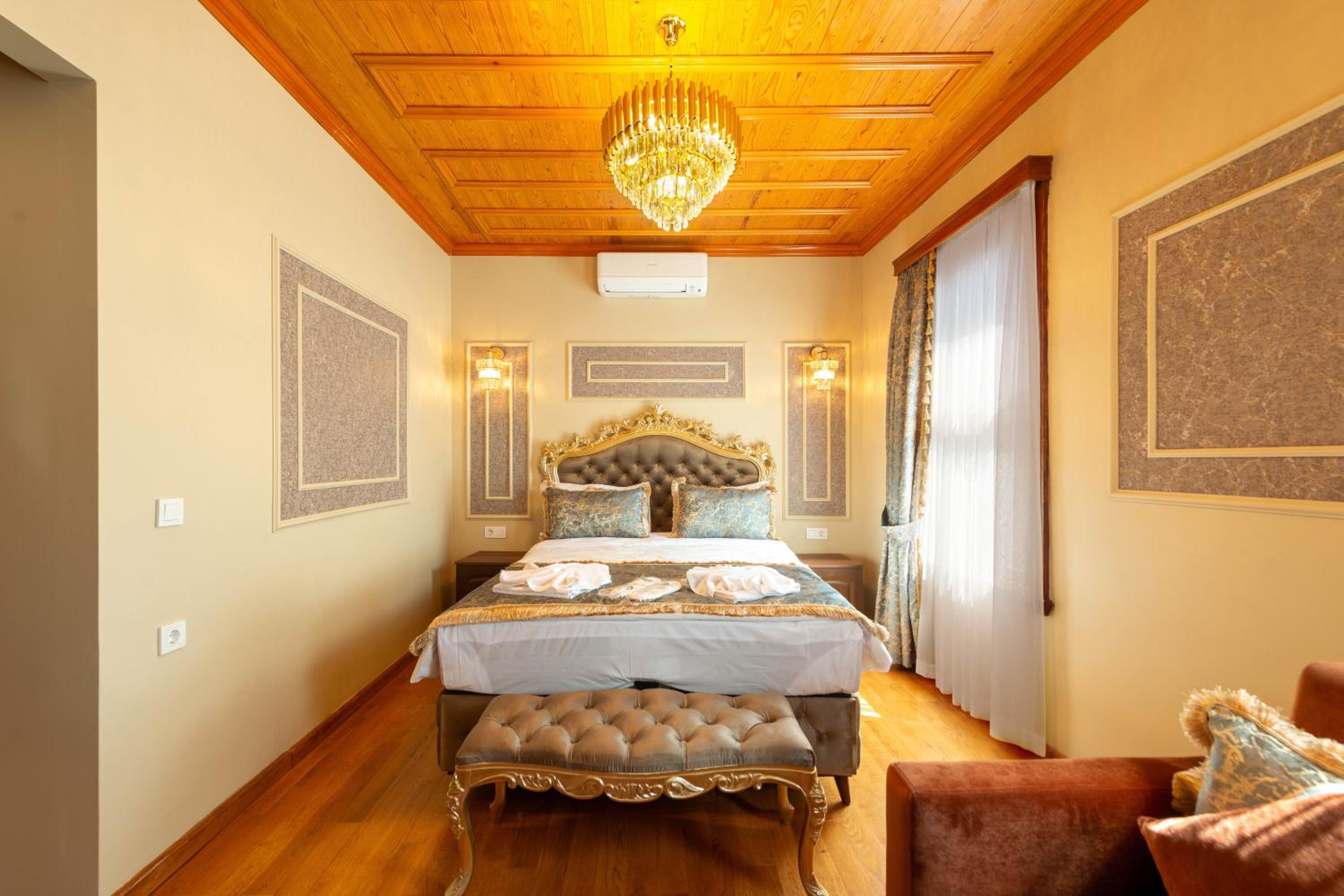 Deluxe Double Room (2 Adults + 1 Child) photo 1