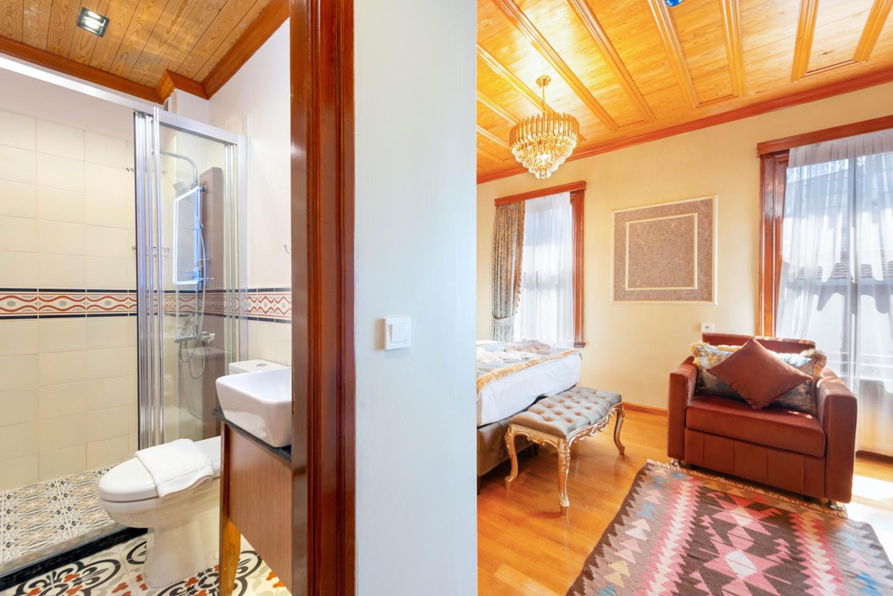 Deluxe Double Room (2 Adults + 1 Child) photo 2