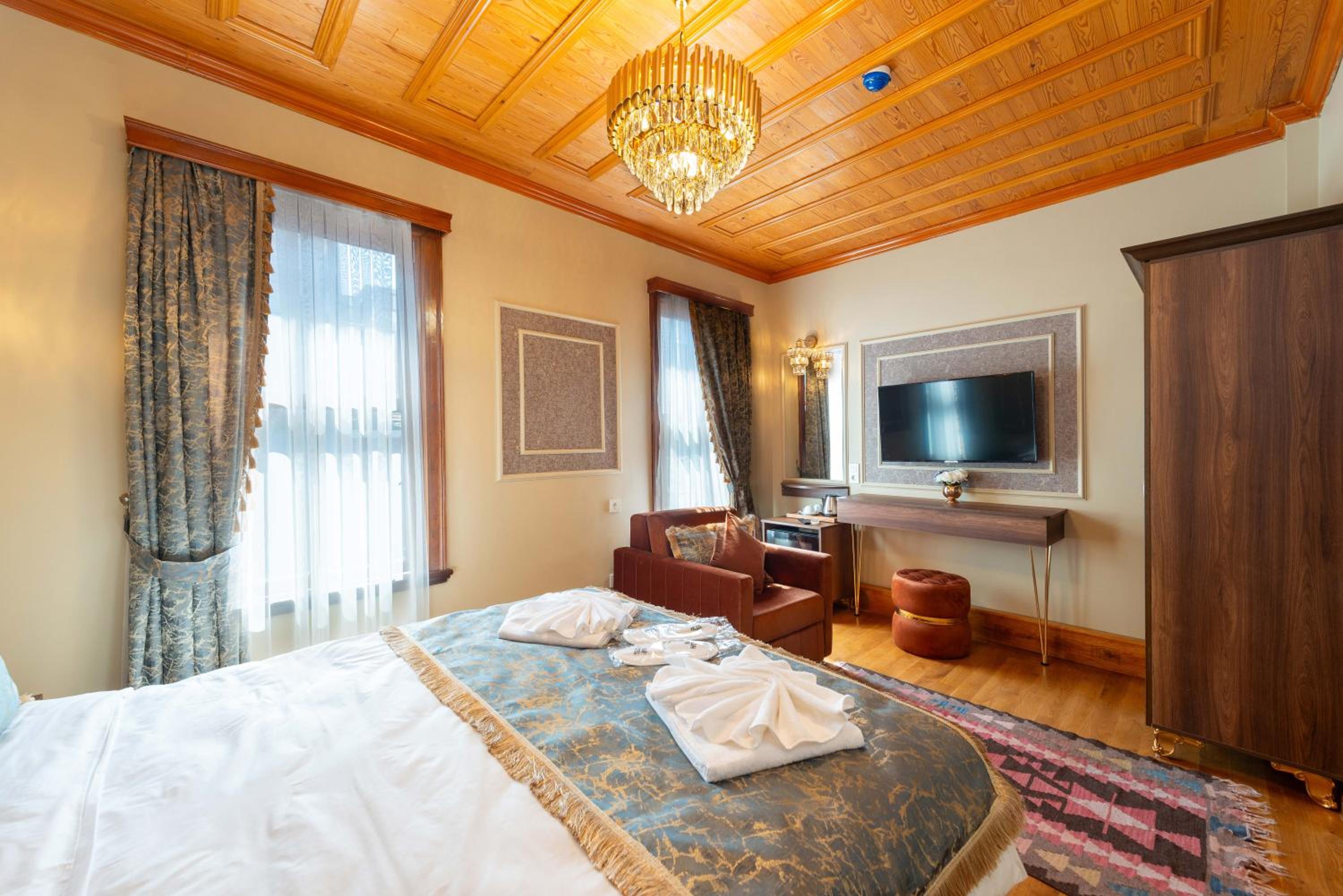 Deluxe Double Room (2 Adults + 1 Child) photo 3