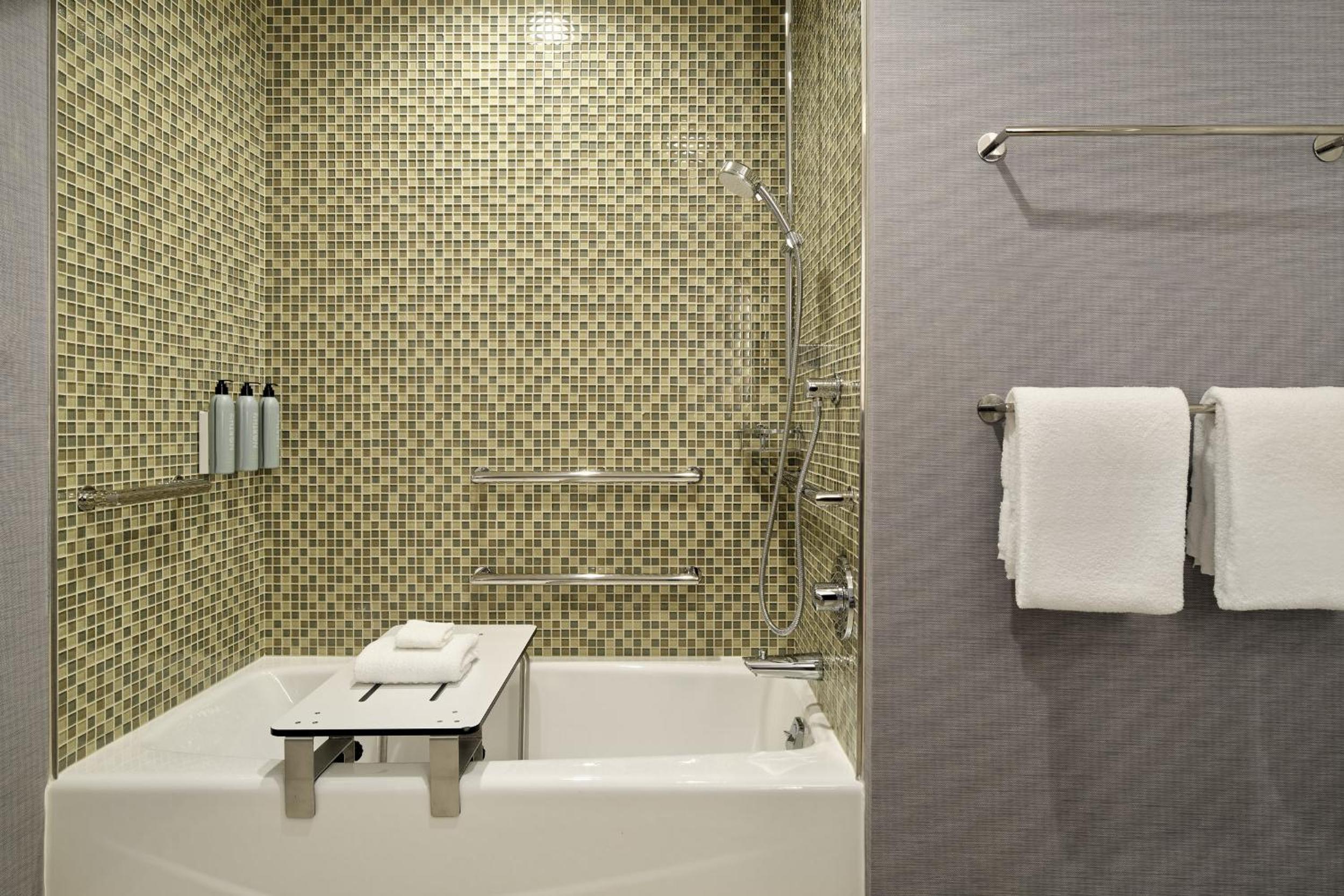 King Studio with Adapted Tub - Mobility Accessible - Photo 7
