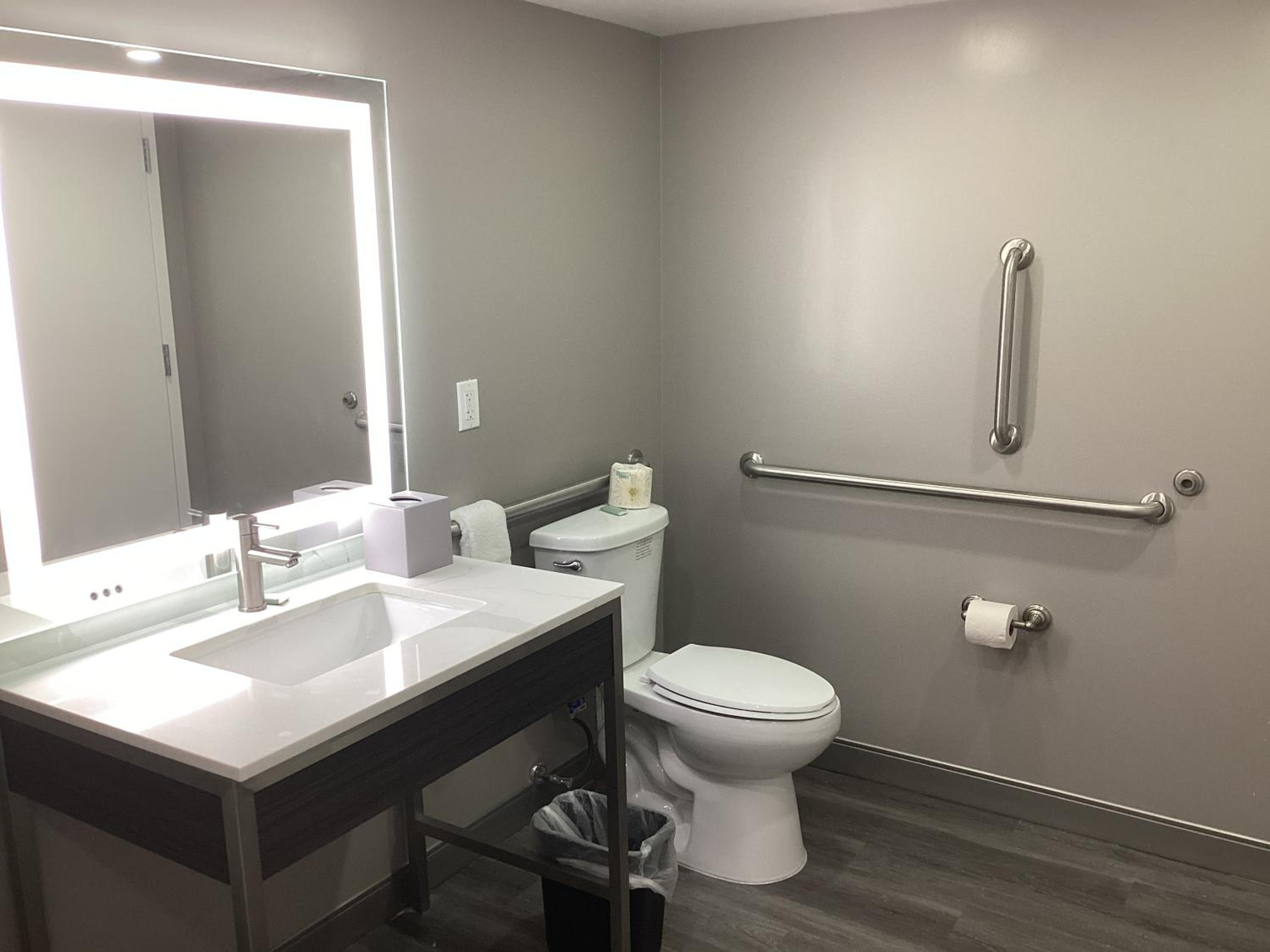 Double Room with Two Double Beds and Bathtub - Mobility/Hearing Accessible - Non-Smoking - Photo 5