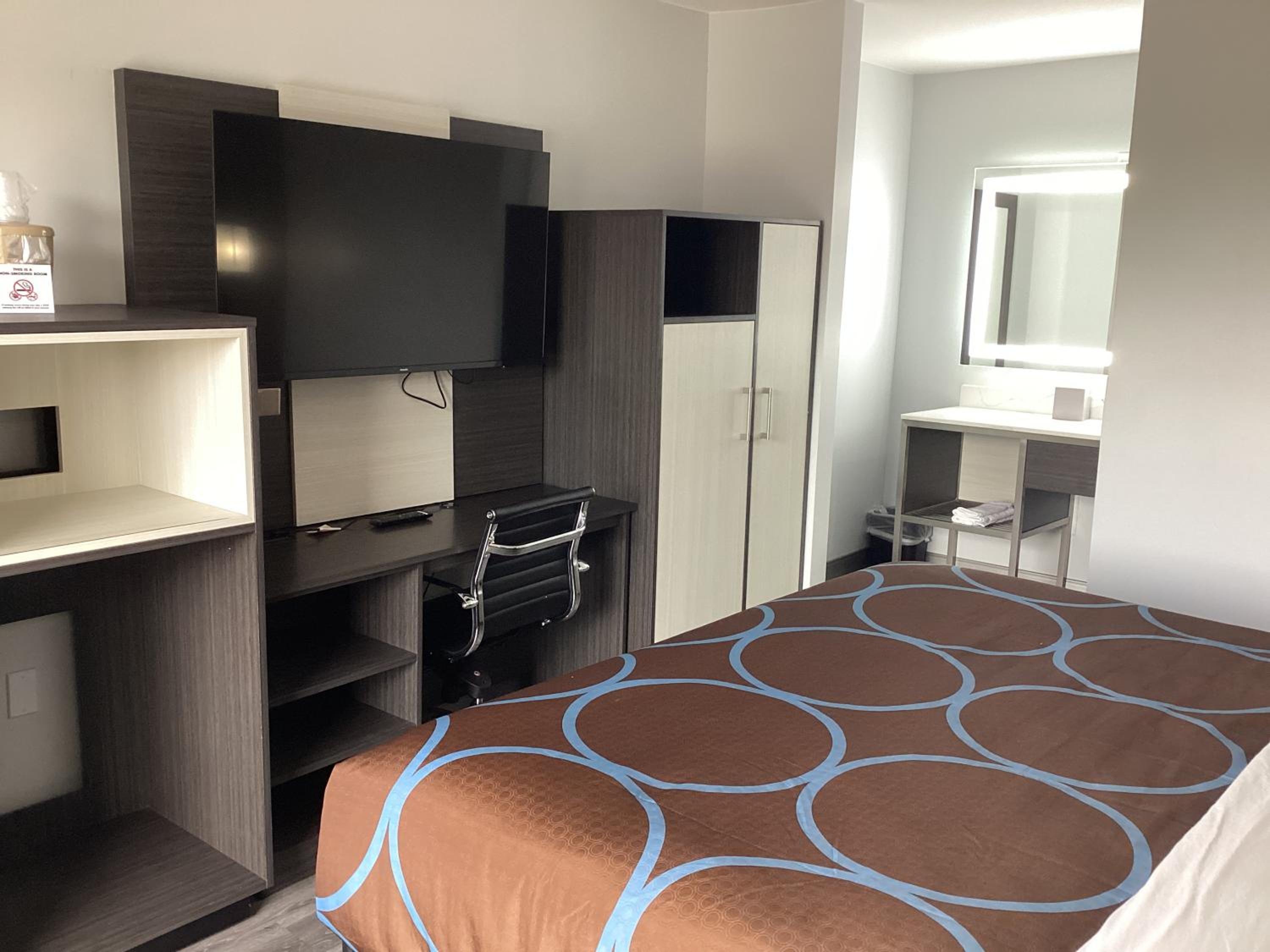 King Room - Non-Smoking - Photo 4
