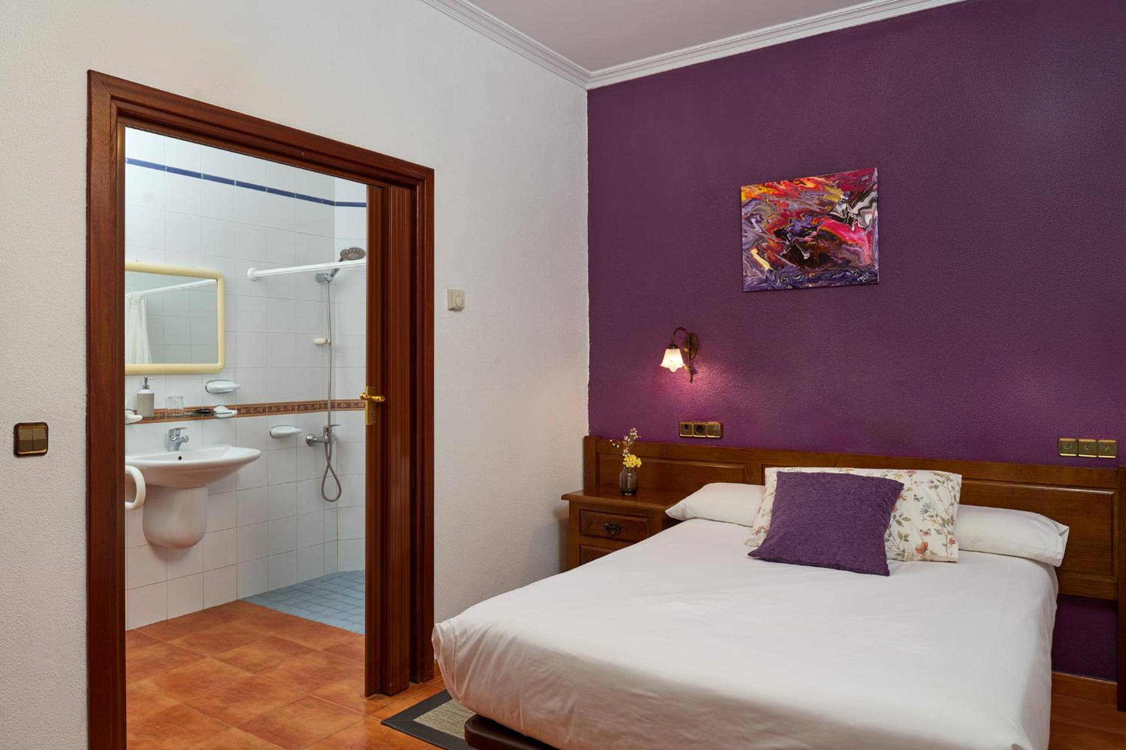 Queen Room - Disability Access photo 1