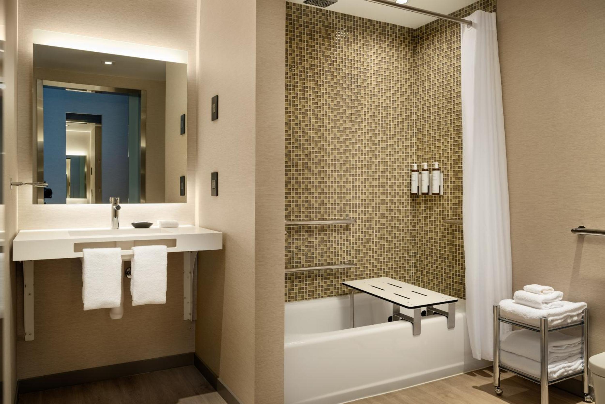Double Room with Two Double Beds and Adapted Tub - Mobility Accessible - Photo 4