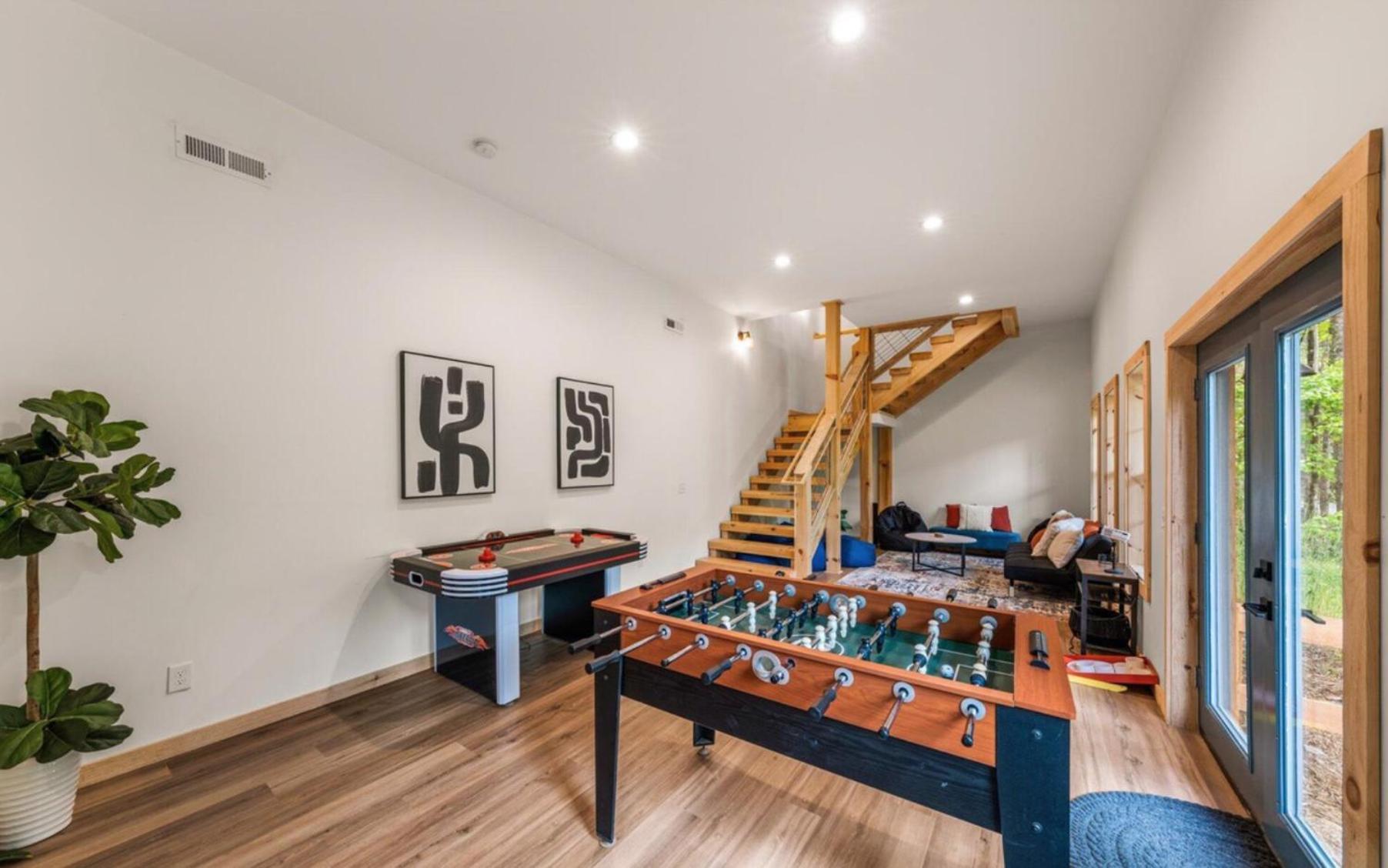 Five-Bedroom House photo 3