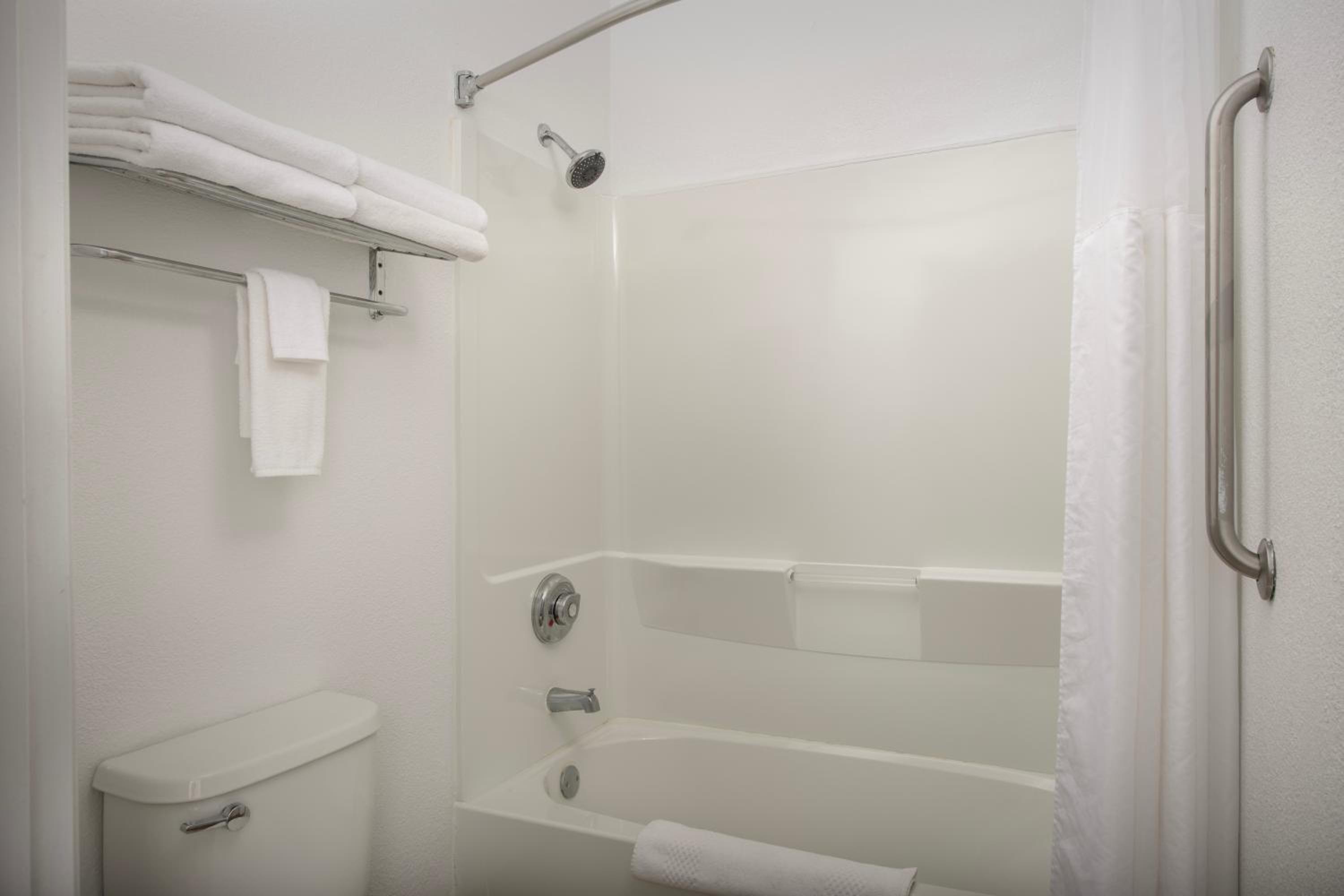 Standard King Room - Non-Smoking/Pet-Friendly - Photo 2
