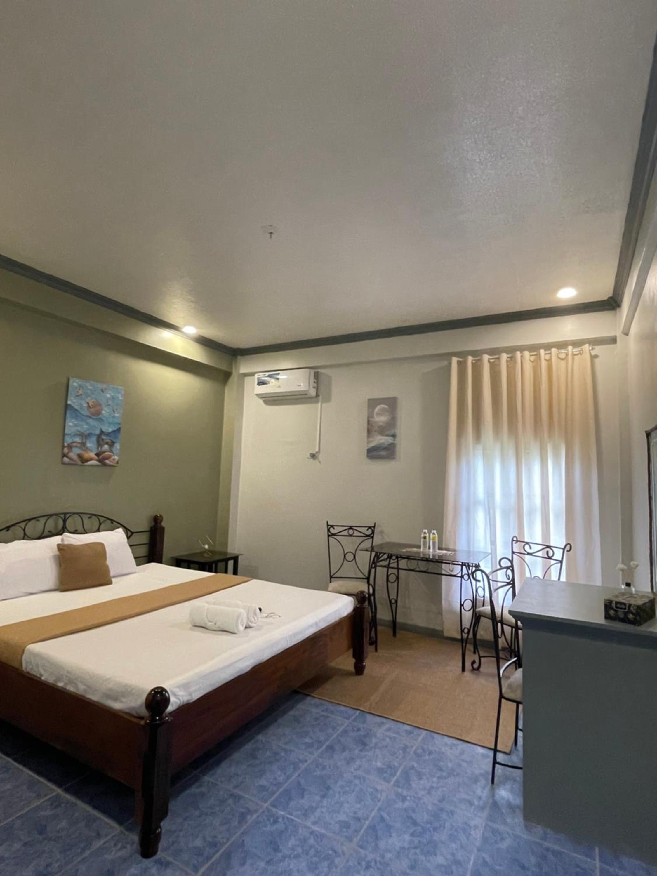Standard King Room photo 2