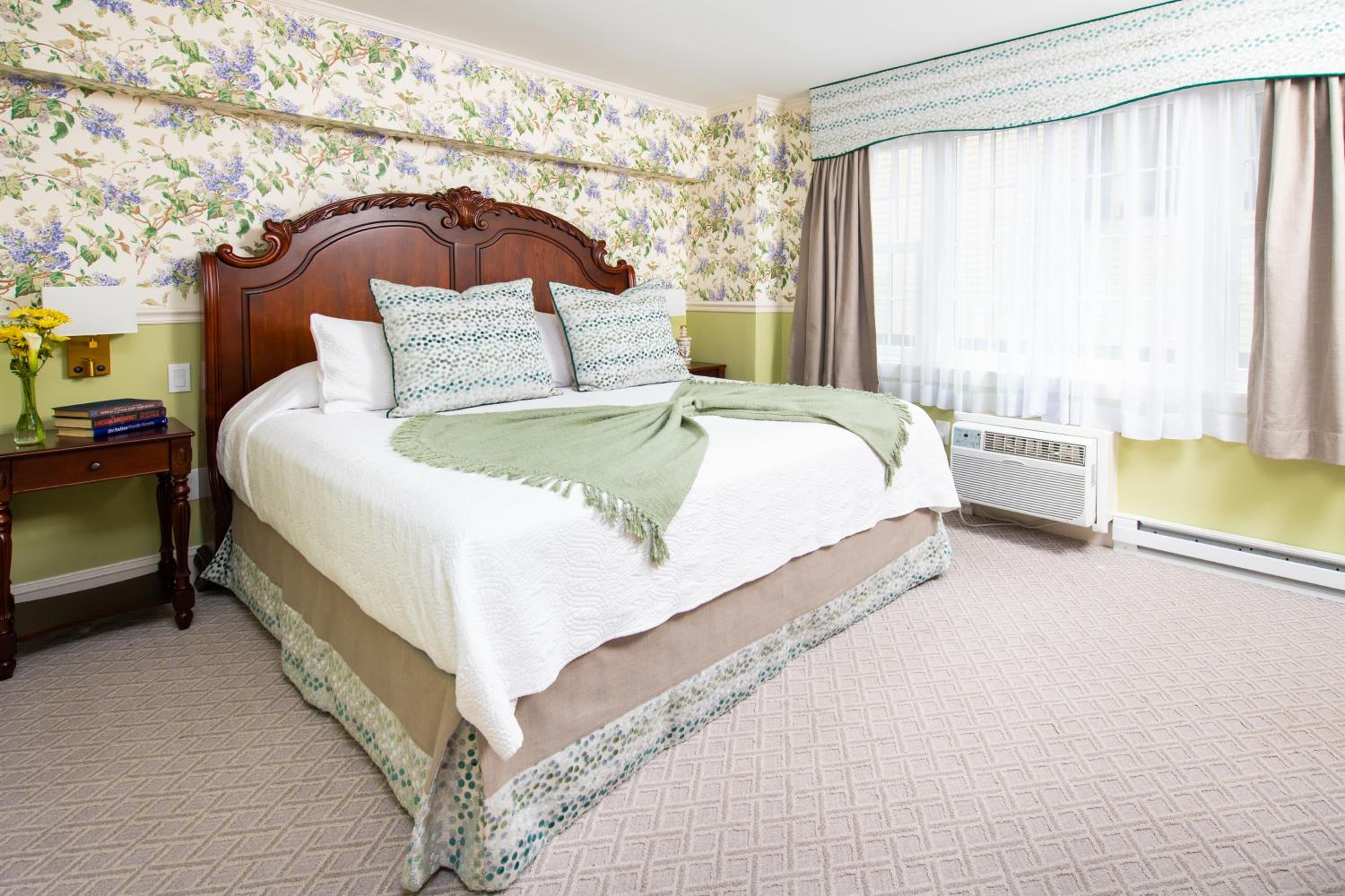 Deluxe King Room (NOT Pet Friendly) - Photo 7