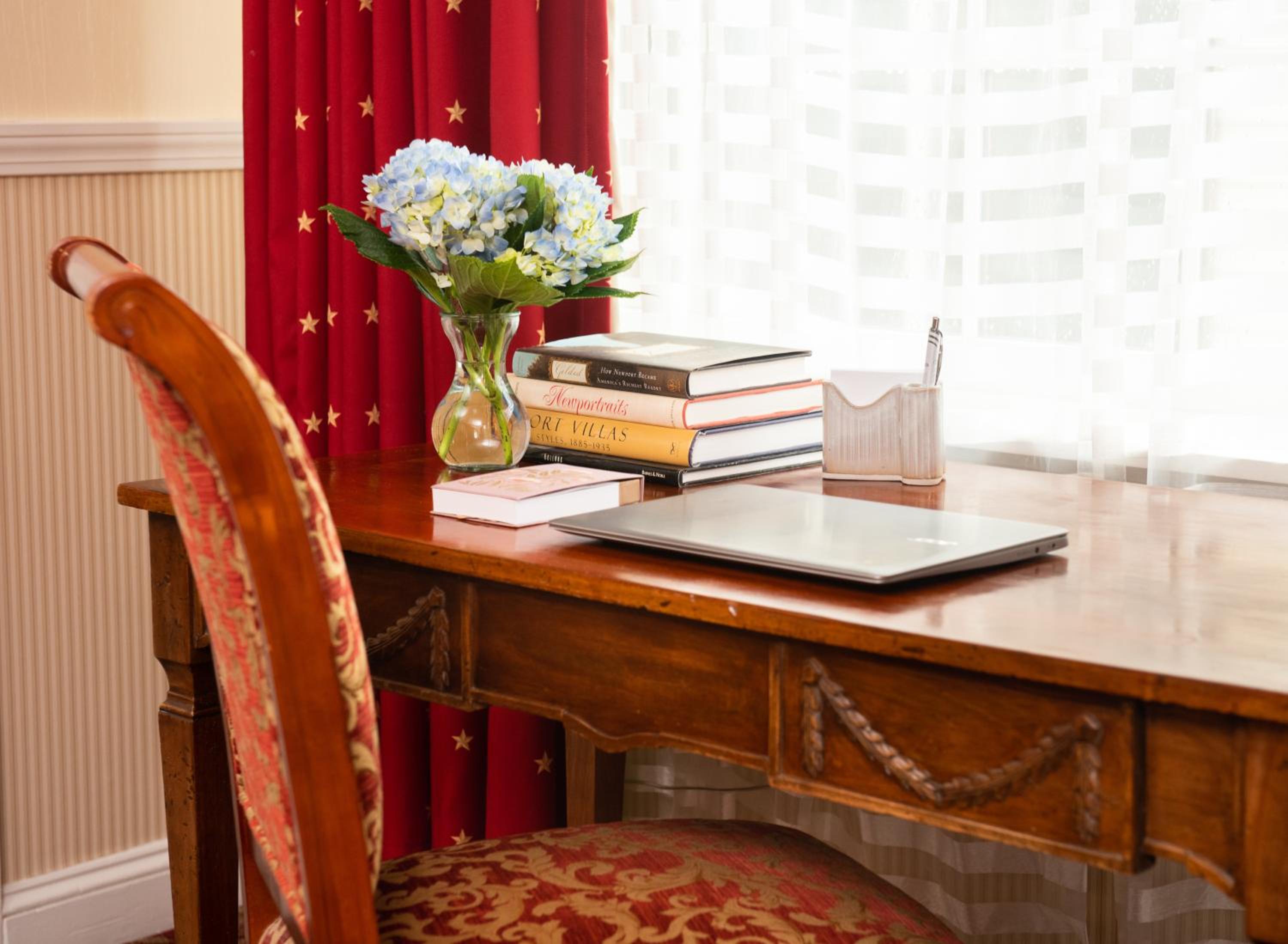 Deluxe King Room (NOT Pet Friendly) - Photo 9