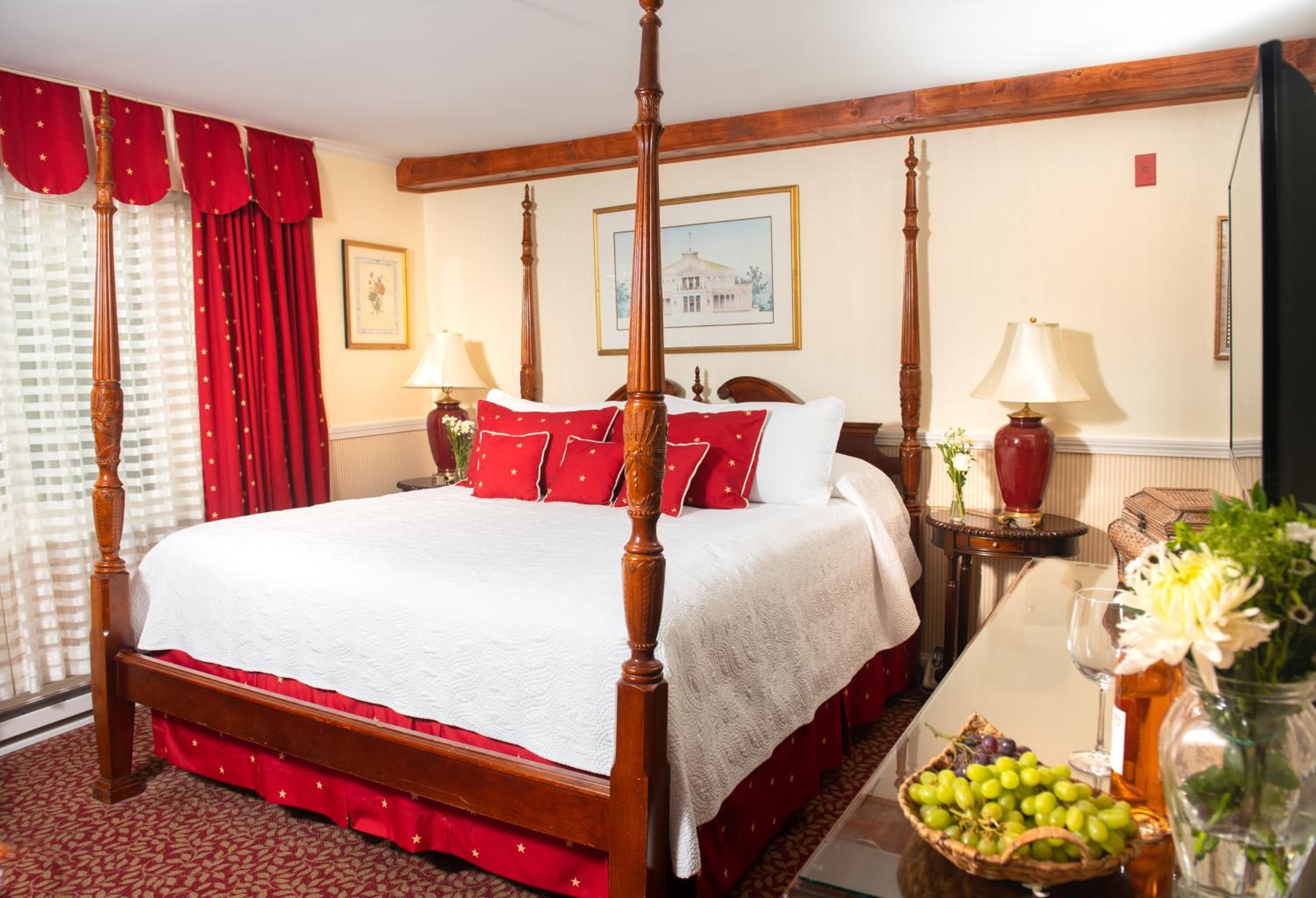 Deluxe King Room (NOT Pet Friendly) - Photo 1