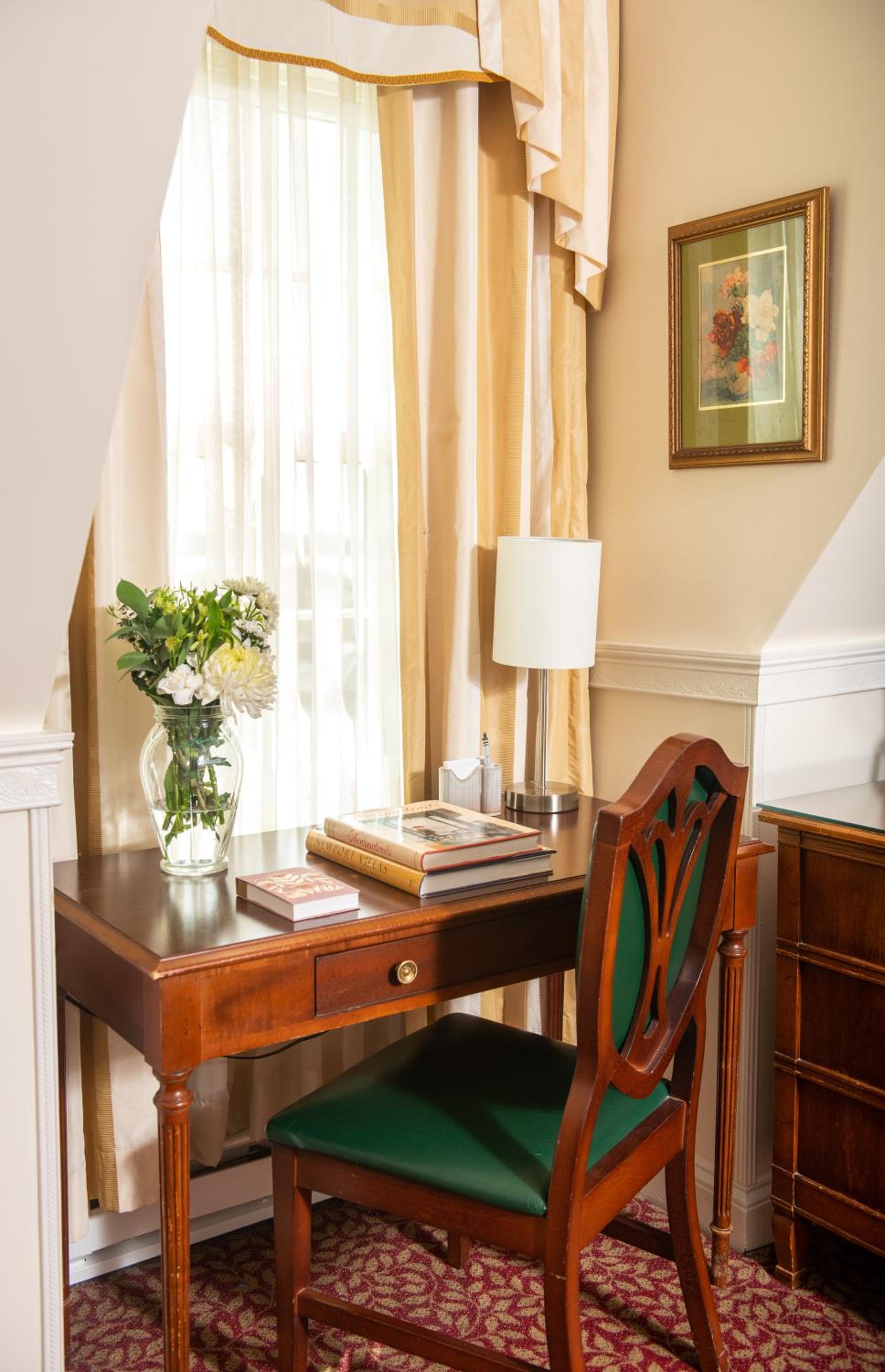 Deluxe King Room (NOT Pet Friendly) - Photo 15