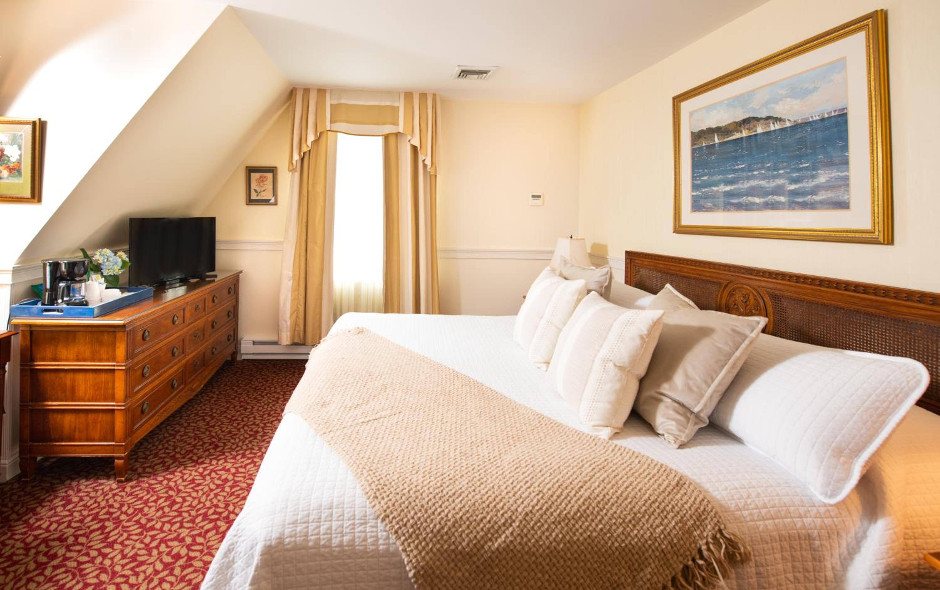 Deluxe King Room (NOT Pet Friendly) - Photo 16