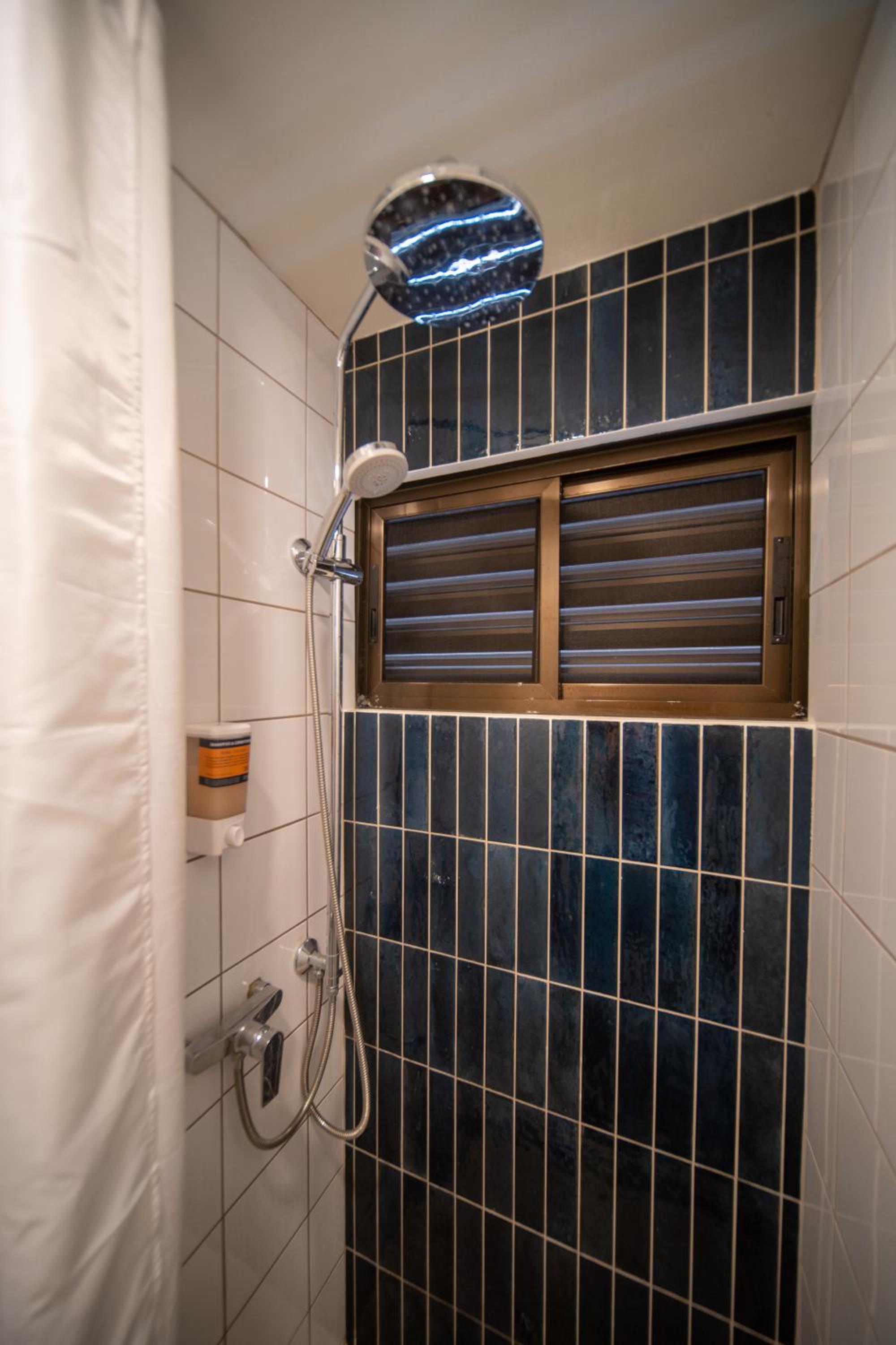 Queen Room with Shared Bathroom photo 2