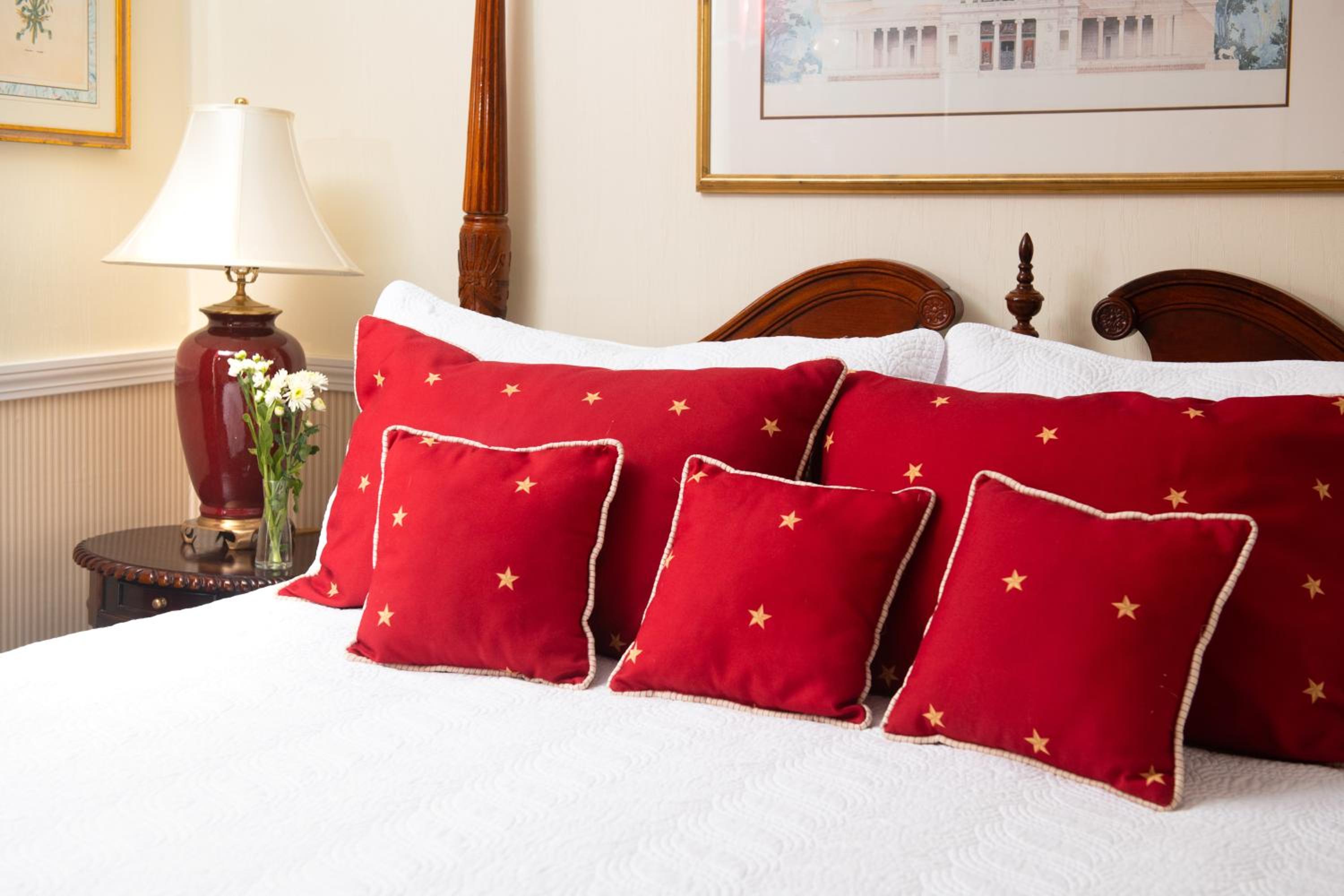 Deluxe King Room (NOT Pet Friendly) - Photo 10