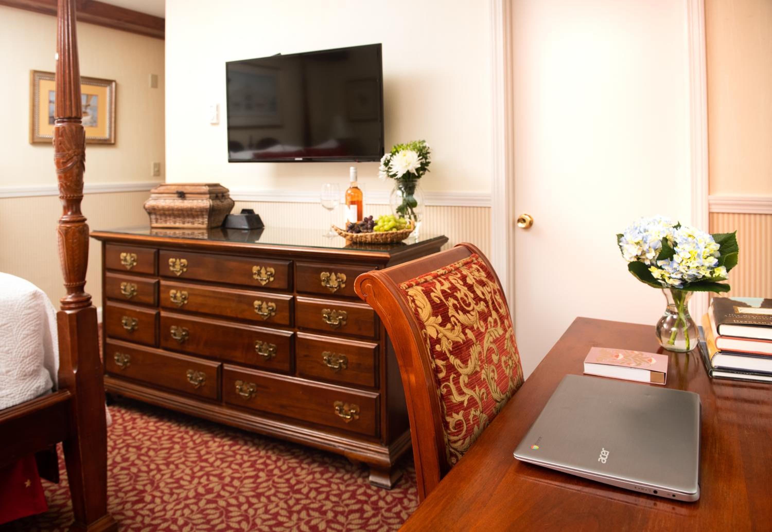 Deluxe King Room (NOT Pet Friendly) - Photo 12