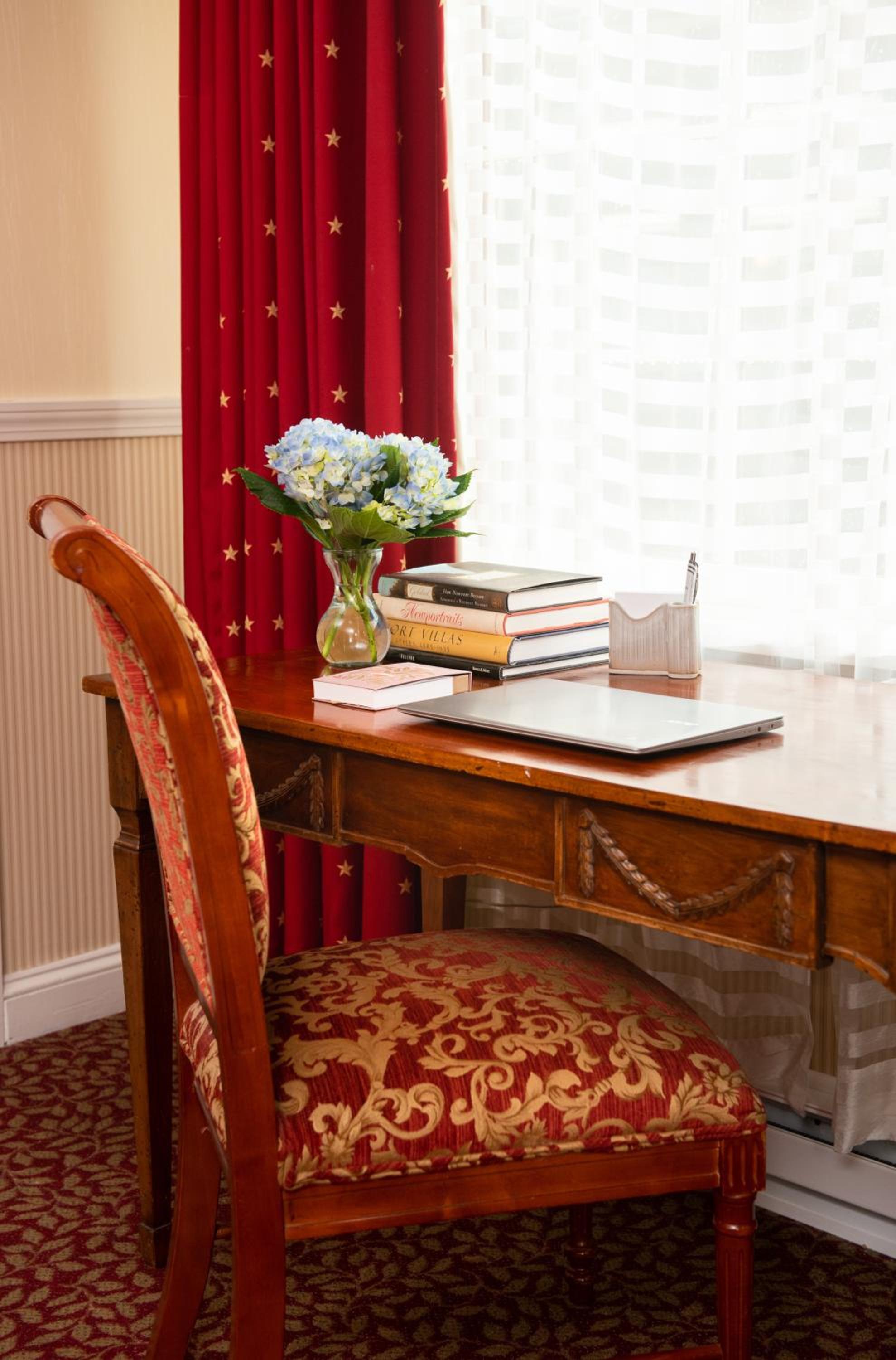 Deluxe King Room (NOT Pet Friendly) - Photo 4