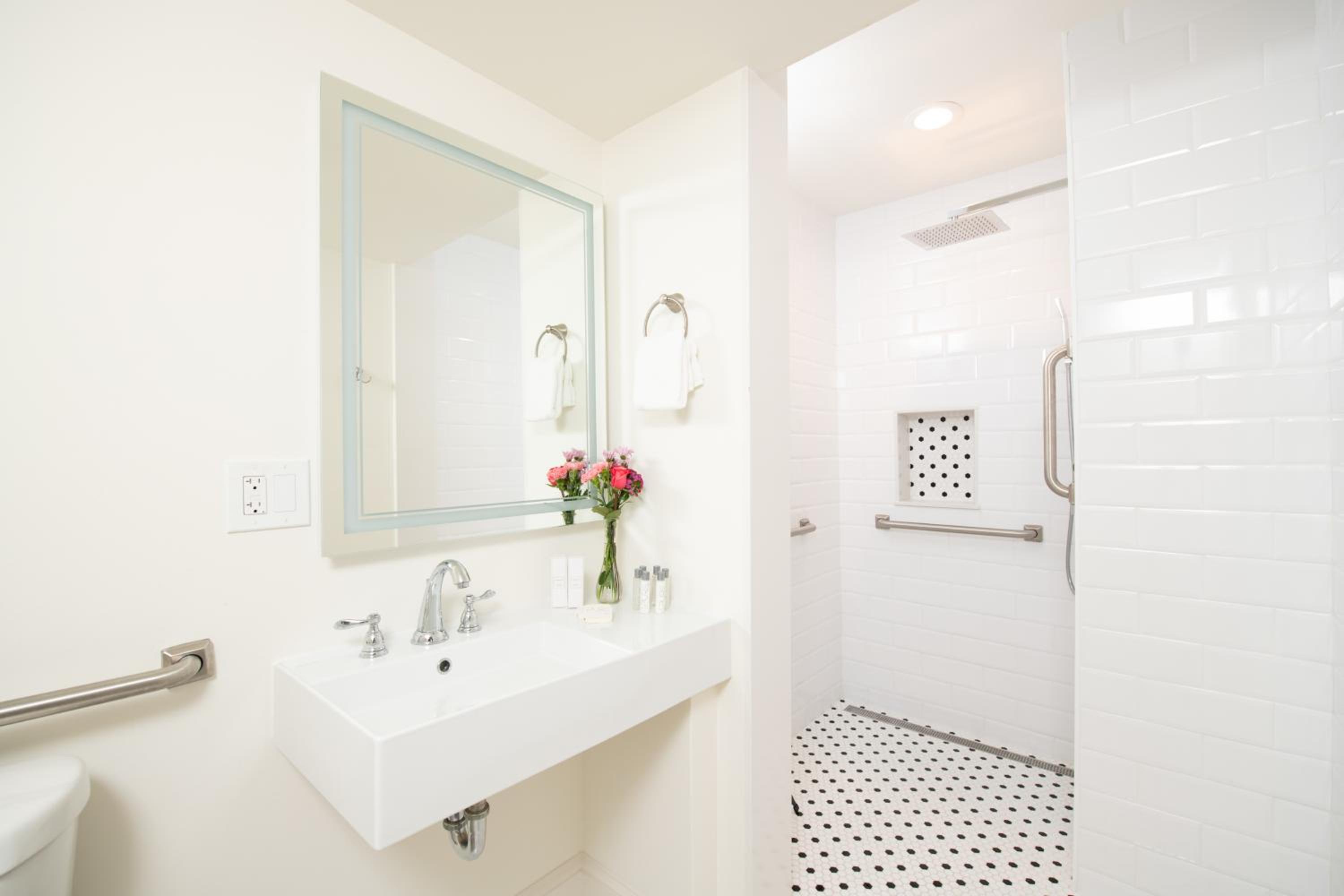 Deluxe King Room (NOT Pet Friendly) - Photo 21