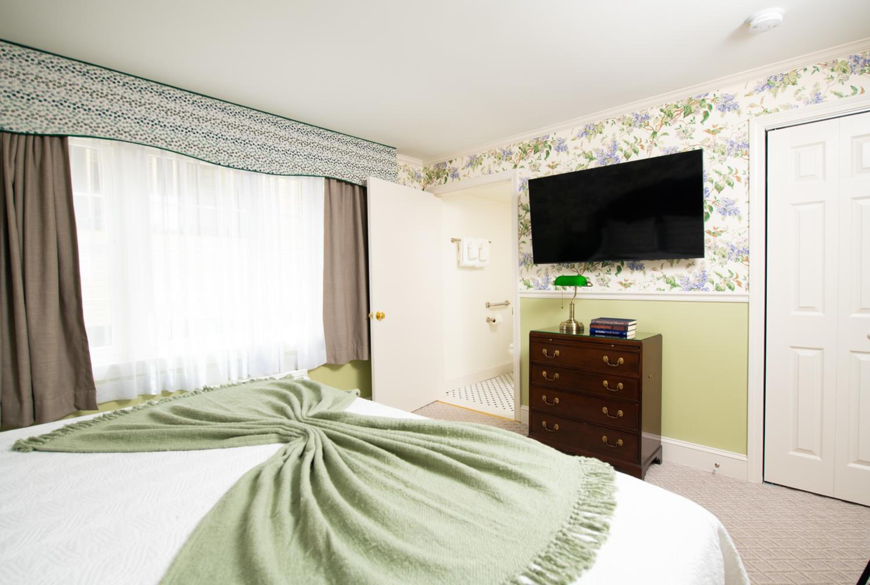 Deluxe King Room (NOT Pet Friendly) - Photo 24