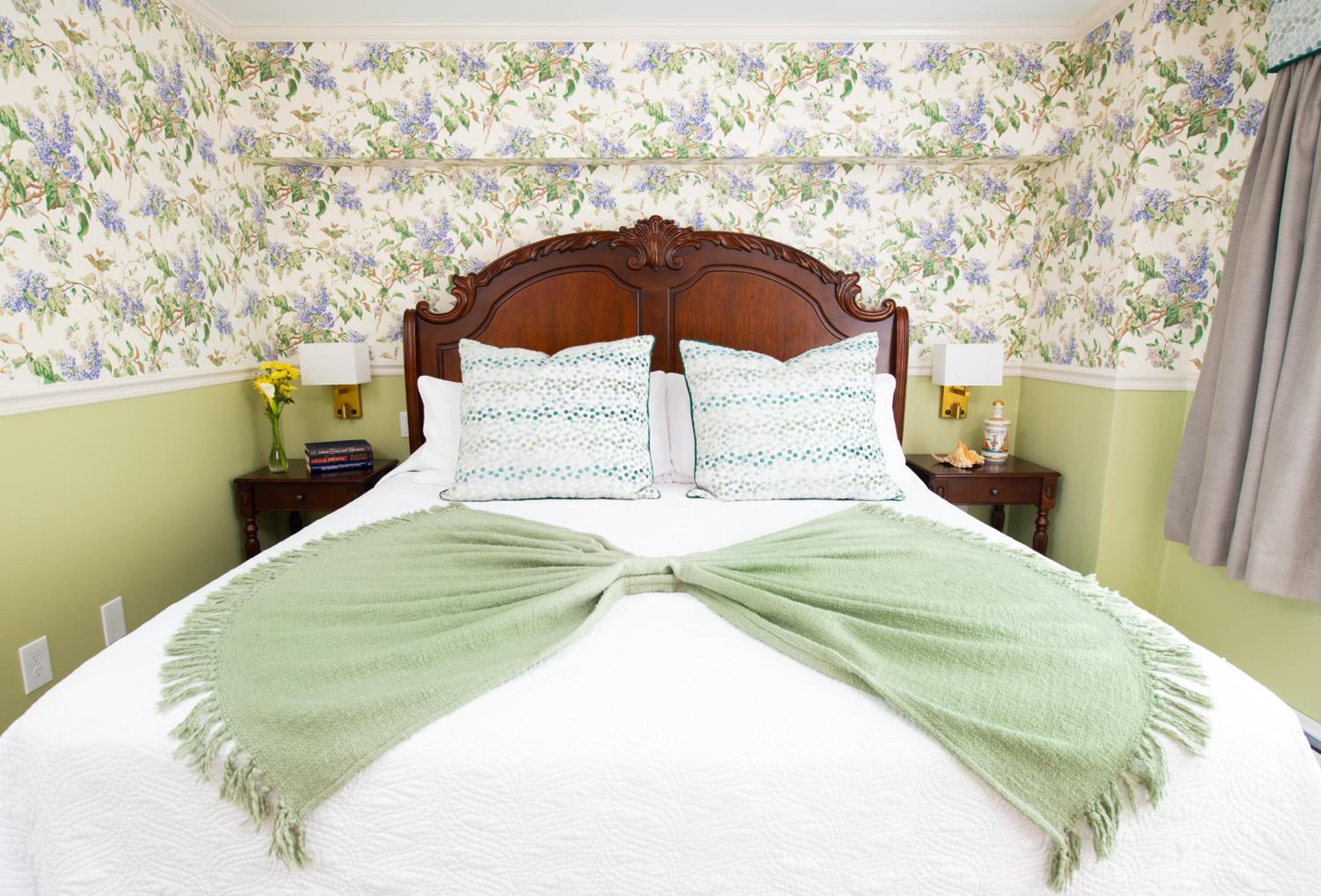 Deluxe King Room (NOT Pet Friendly) - Photo 23